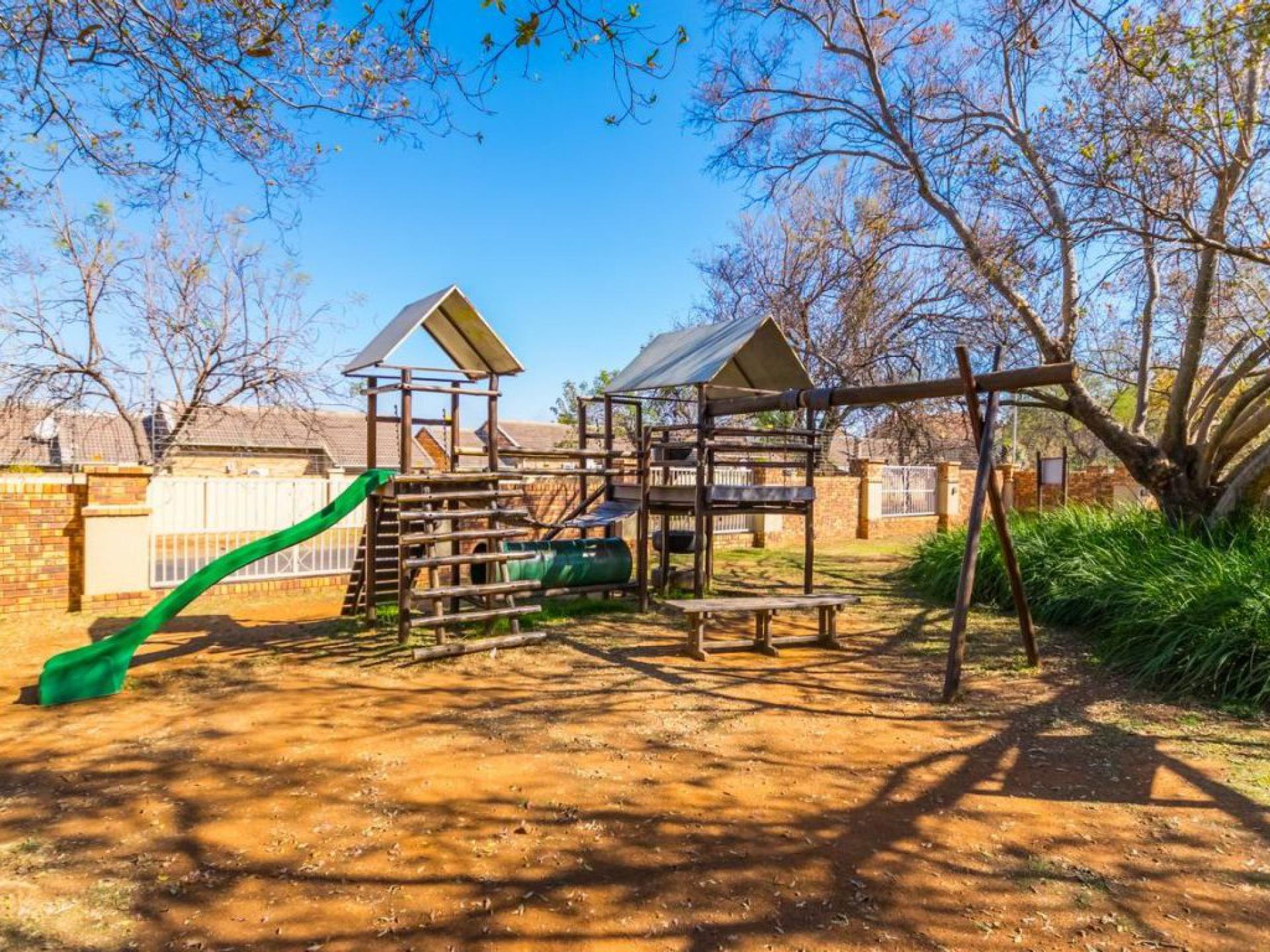  of property in Die Hoewes