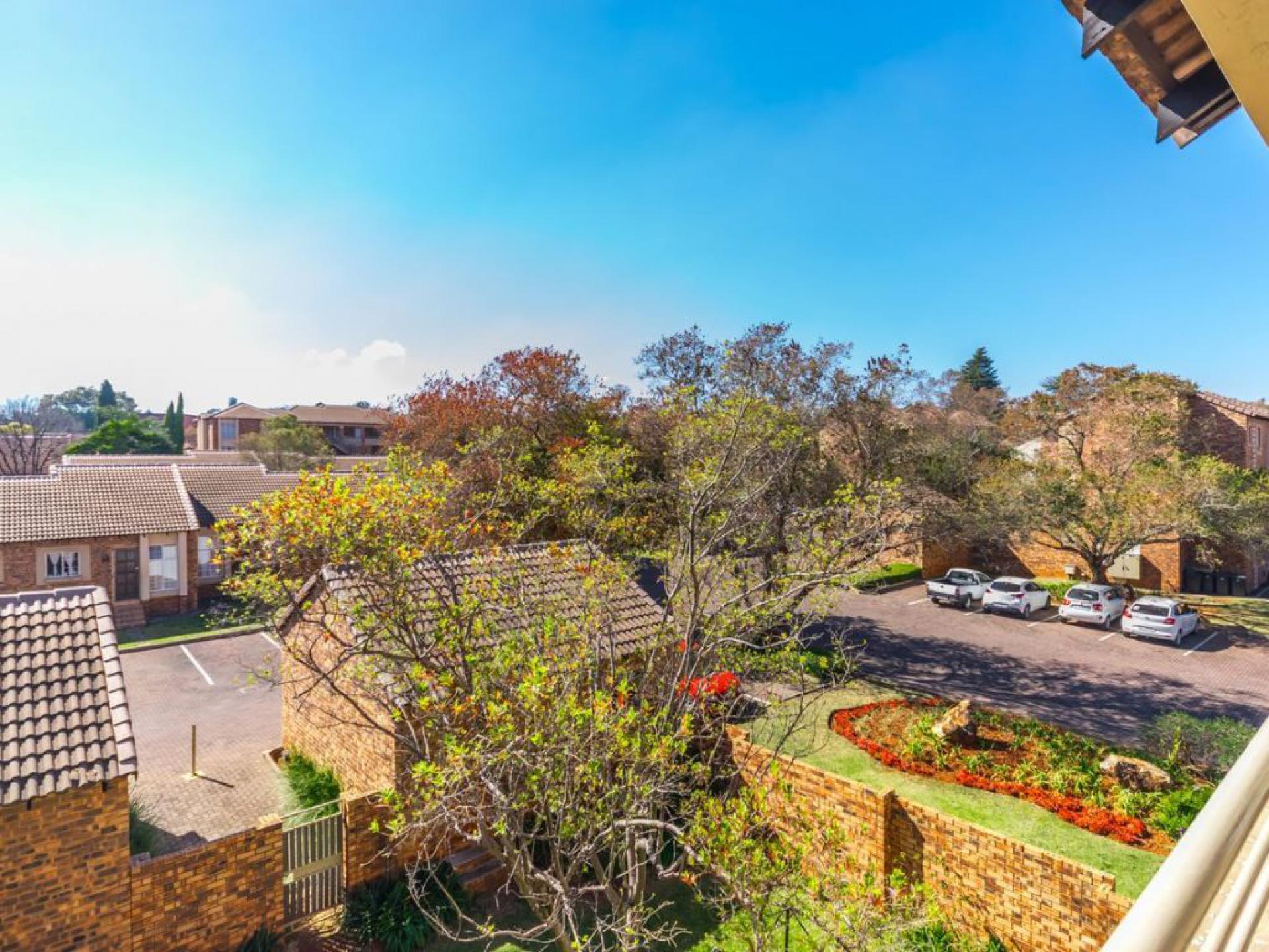  of property in Die Hoewes