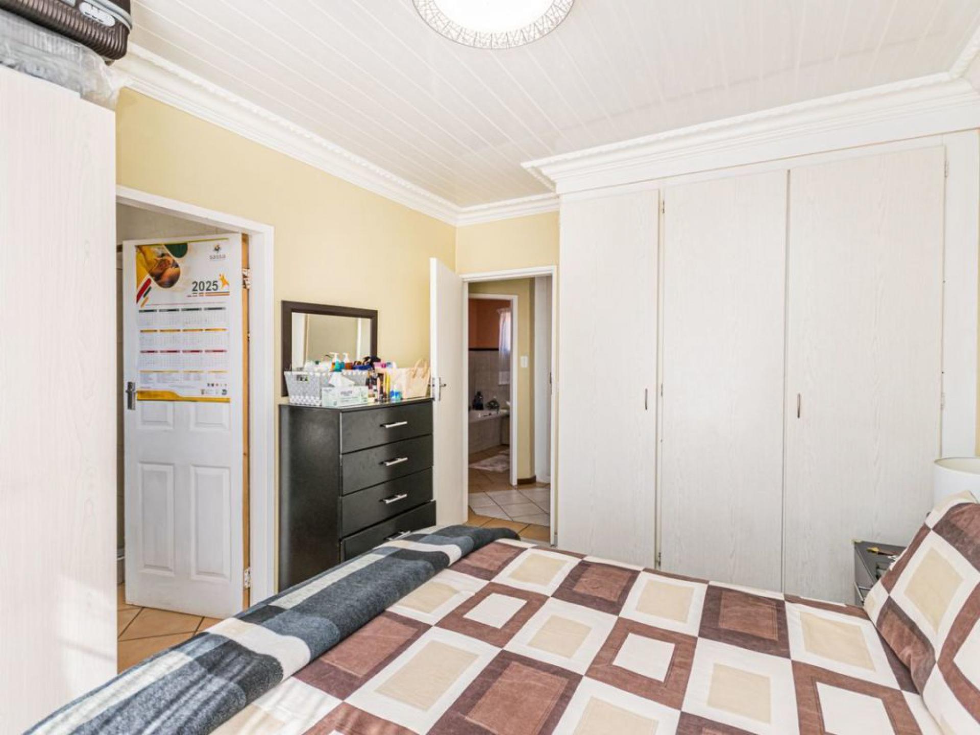  of property in Die Hoewes