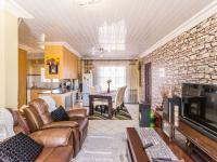  of property in Die Hoewes