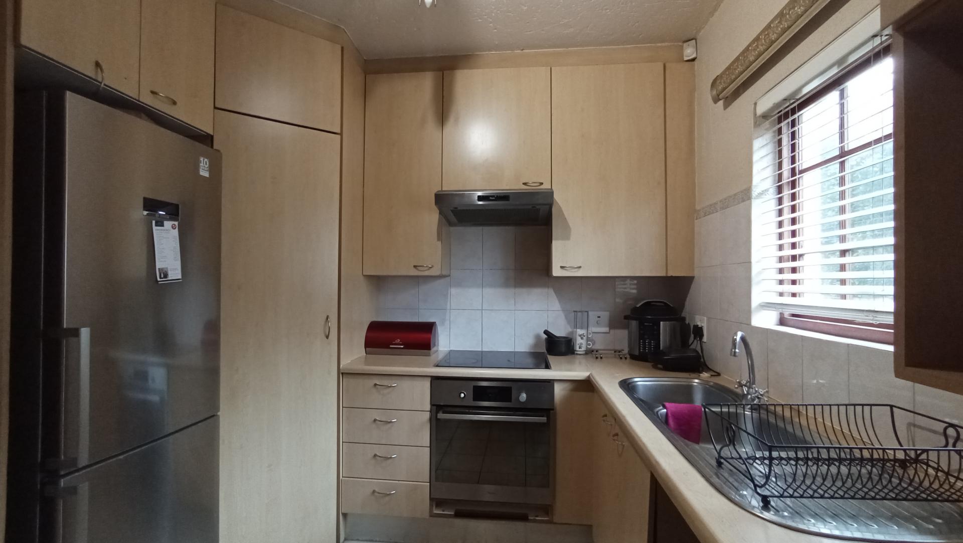 Kitchen - 14 square meters of property in Paulshof