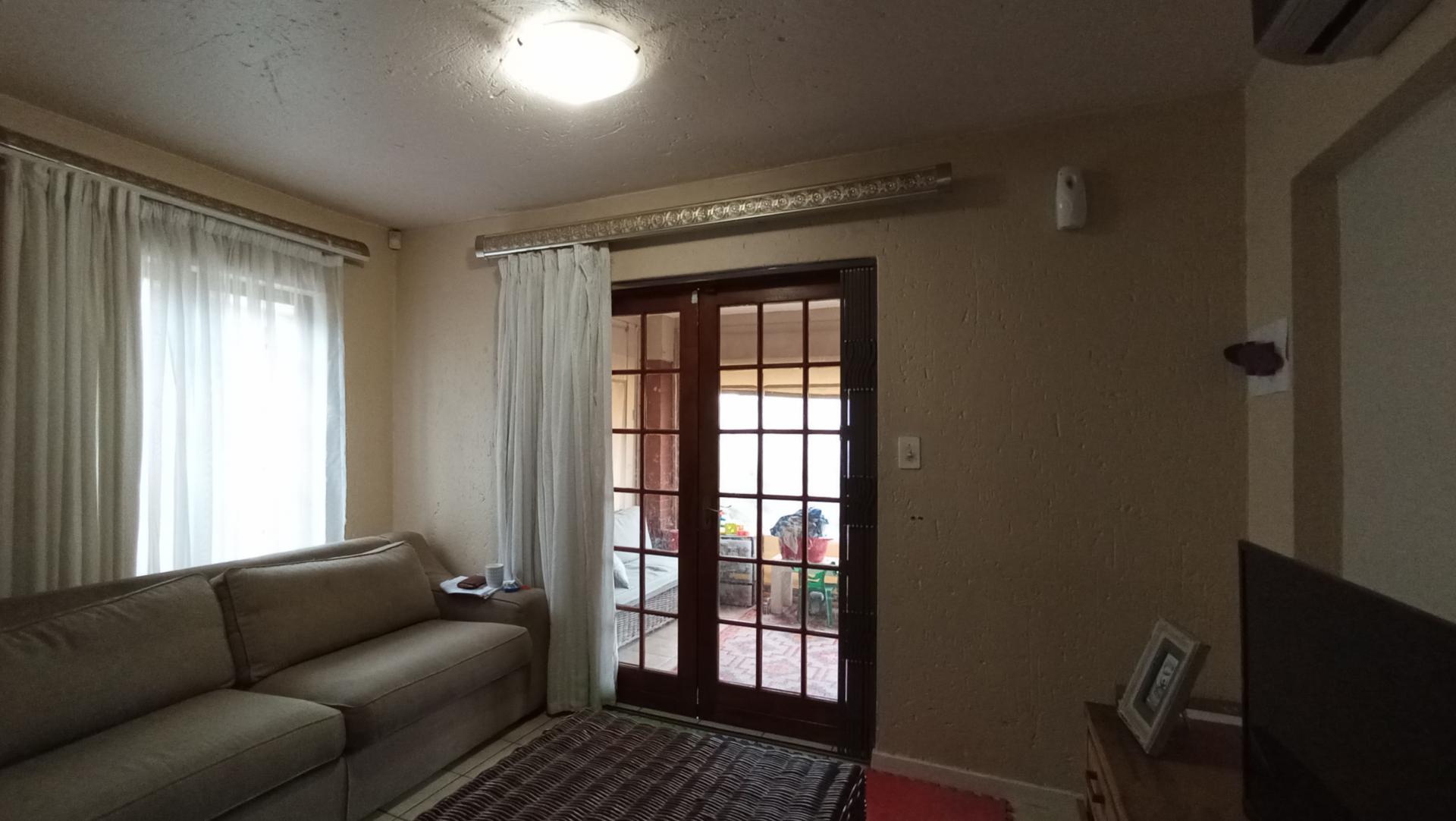 Lounges - 20 square meters of property in Paulshof