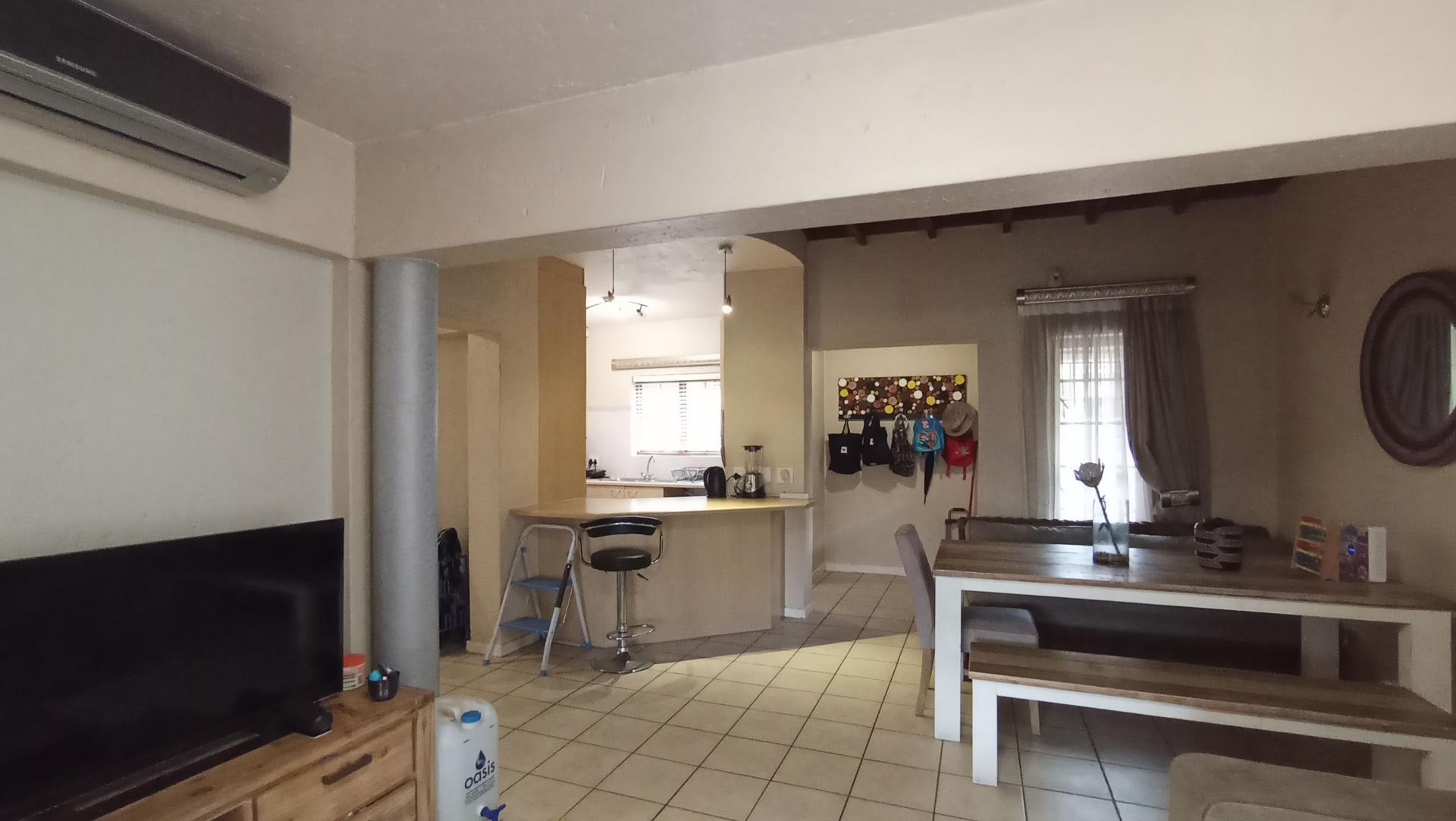 Lounges - 20 square meters of property in Paulshof