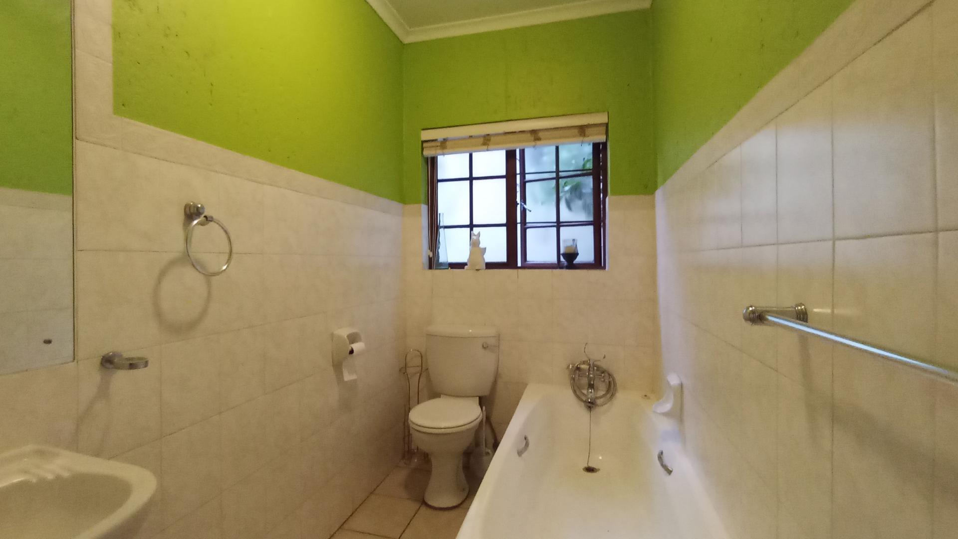 Bathroom 1 - 7 square meters of property in Paulshof