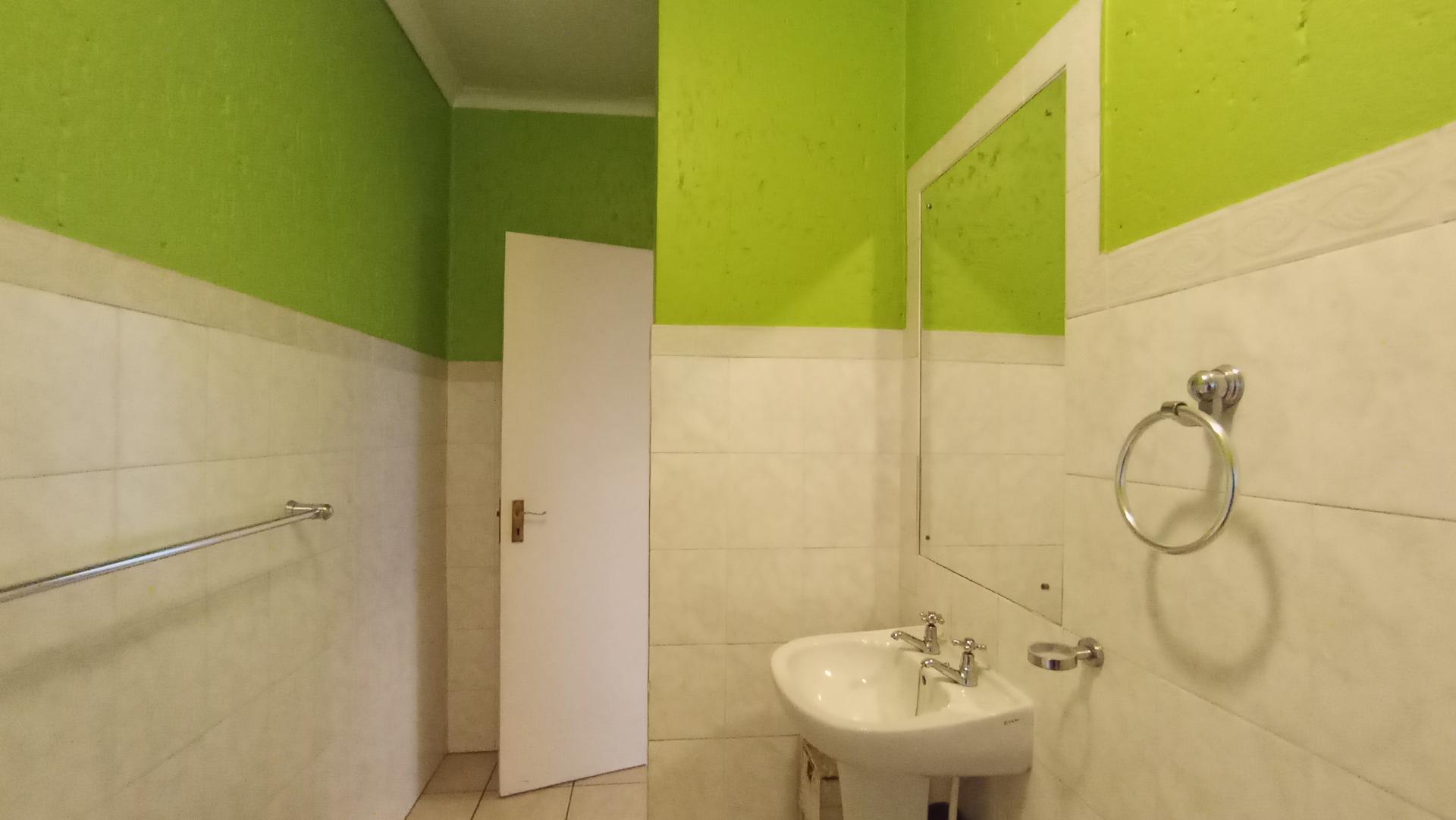 Bathroom 1 - 7 square meters of property in Paulshof