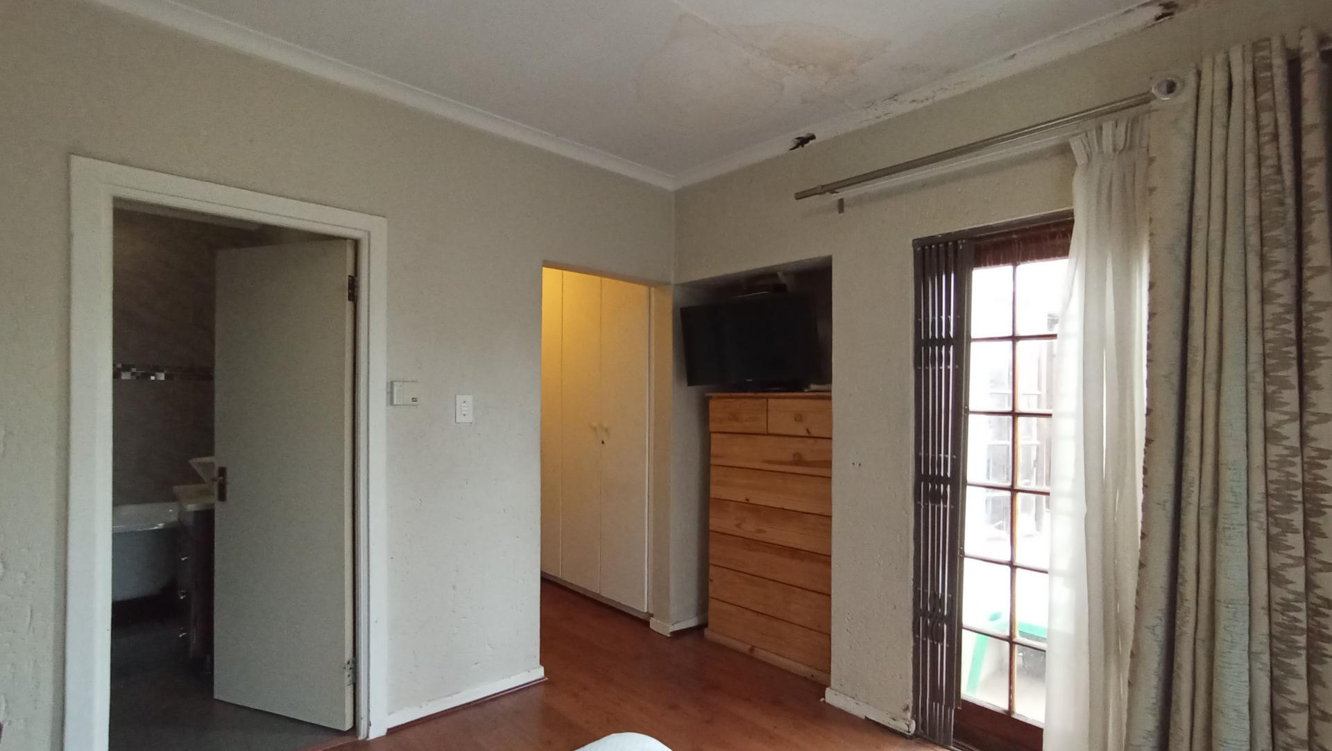 Main Bedroom - 26 square meters of property in Paulshof