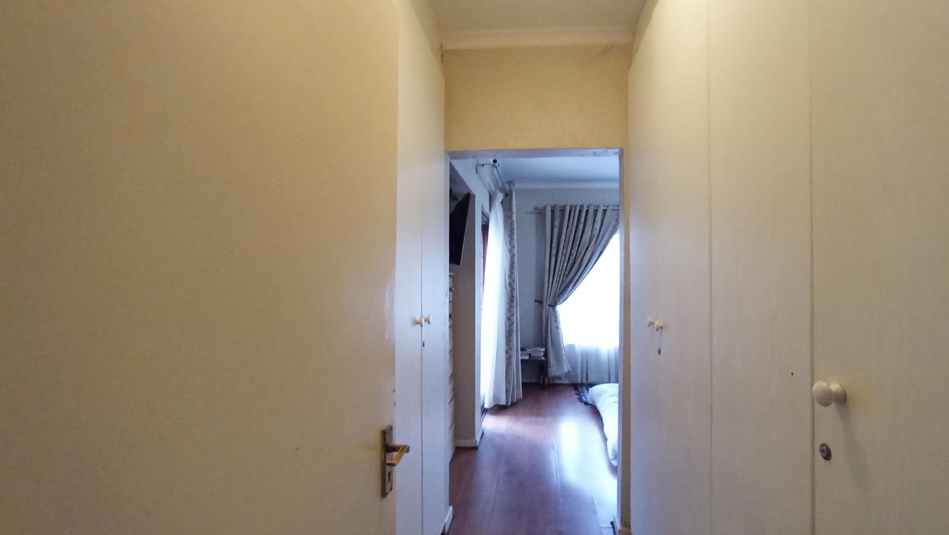 Main Bedroom - 26 square meters of property in Paulshof