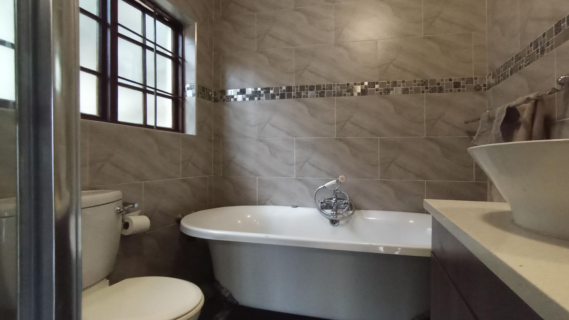Main Bathroom - 9 square meters of property in Paulshof