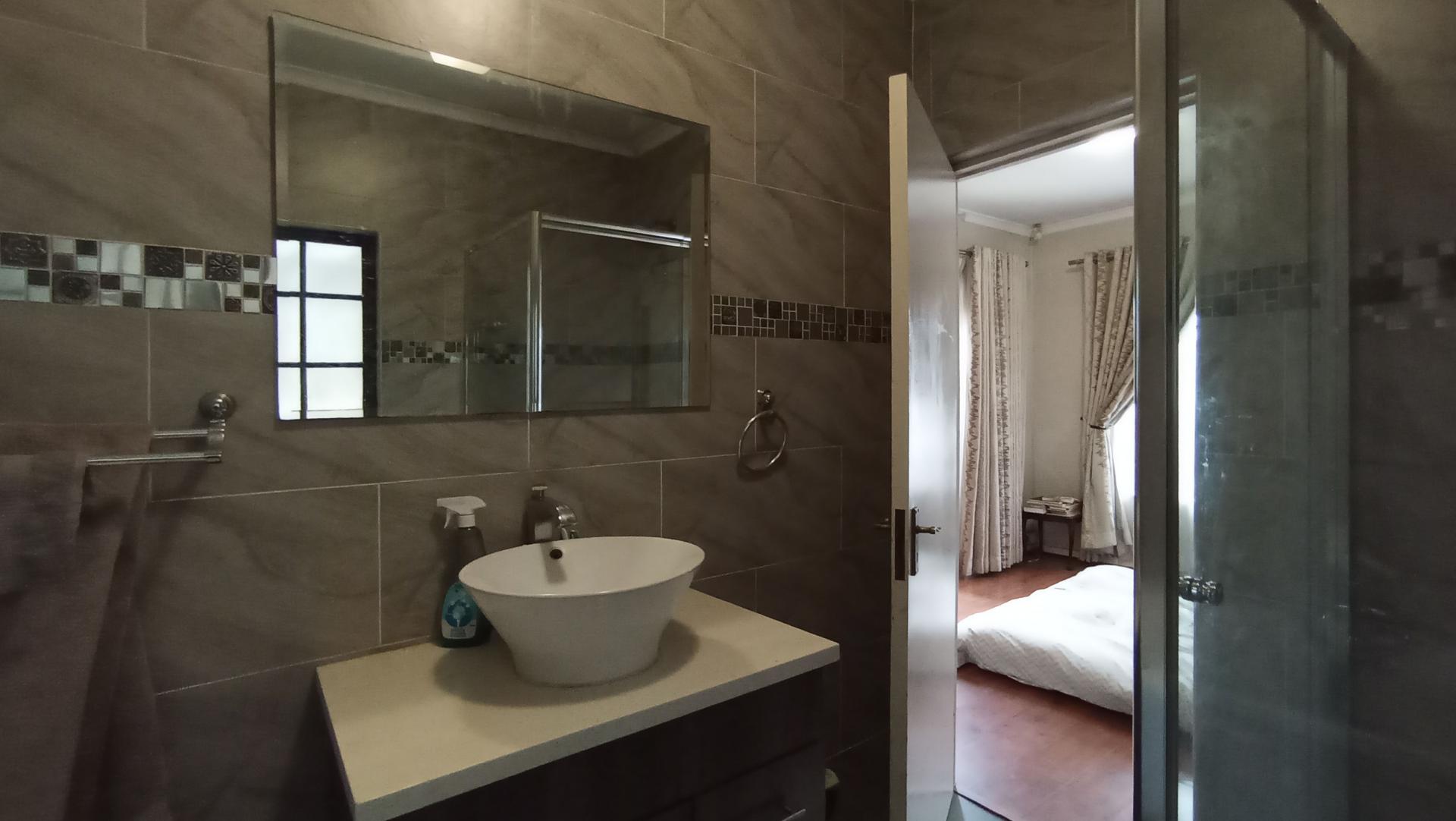 Main Bathroom - 9 square meters of property in Paulshof