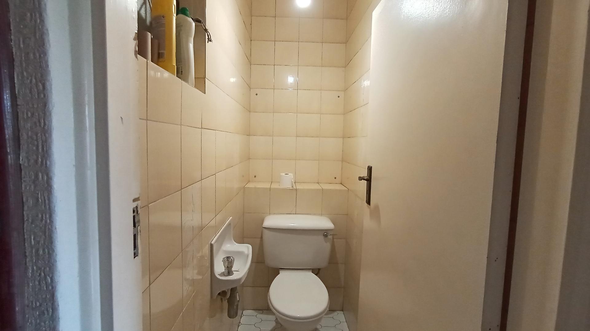 Guest Toilet - 2 square meters of property in Cato Manor 
