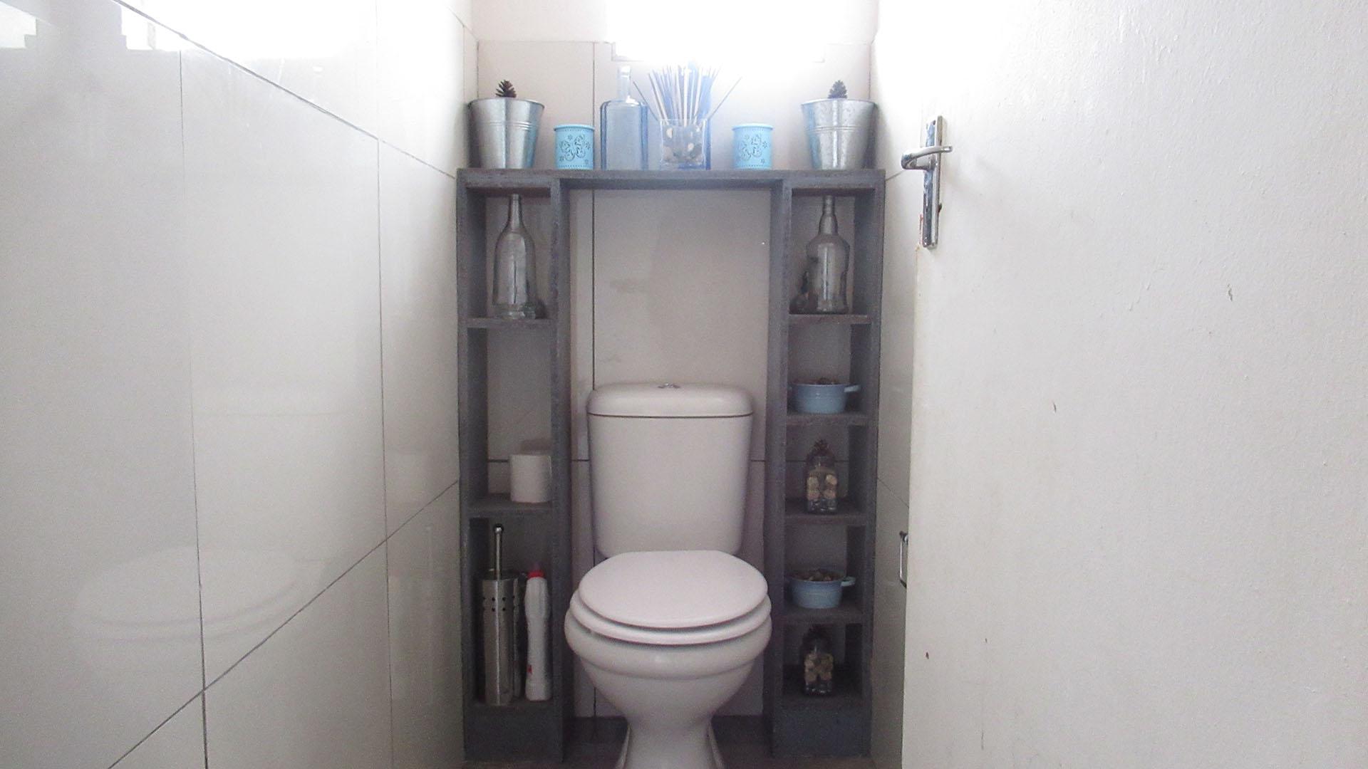 Bathroom 1 - 2 square meters of property in Maraisburg