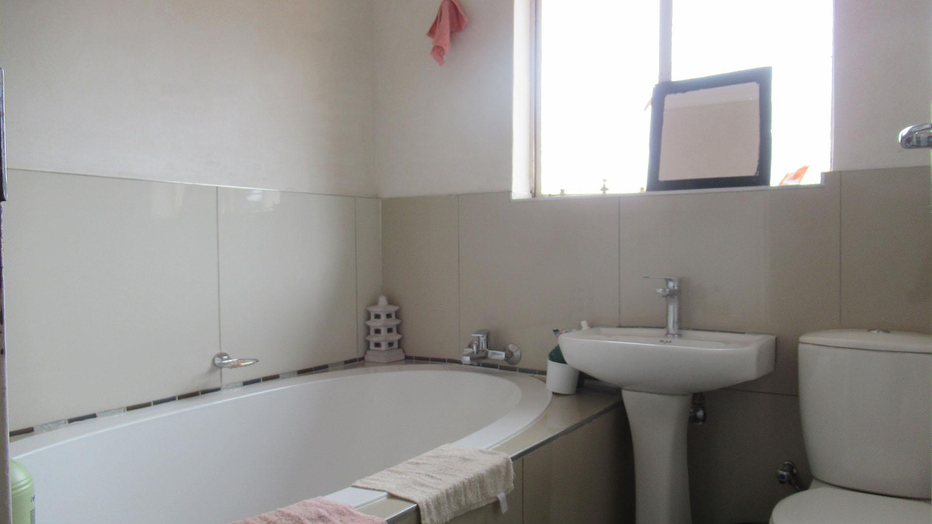 Bathroom 2 - 4 square meters of property in Maraisburg