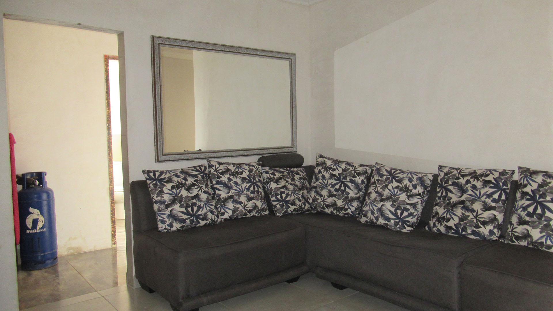 Lounges - 13 square meters of property in Maraisburg