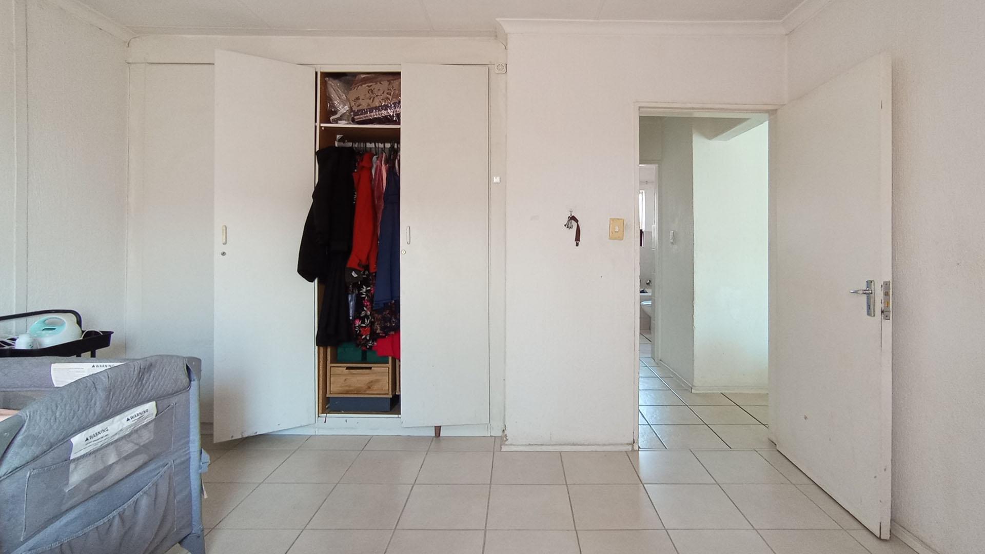 Bed Room 1 - 14 square meters of property in Vorna Valley