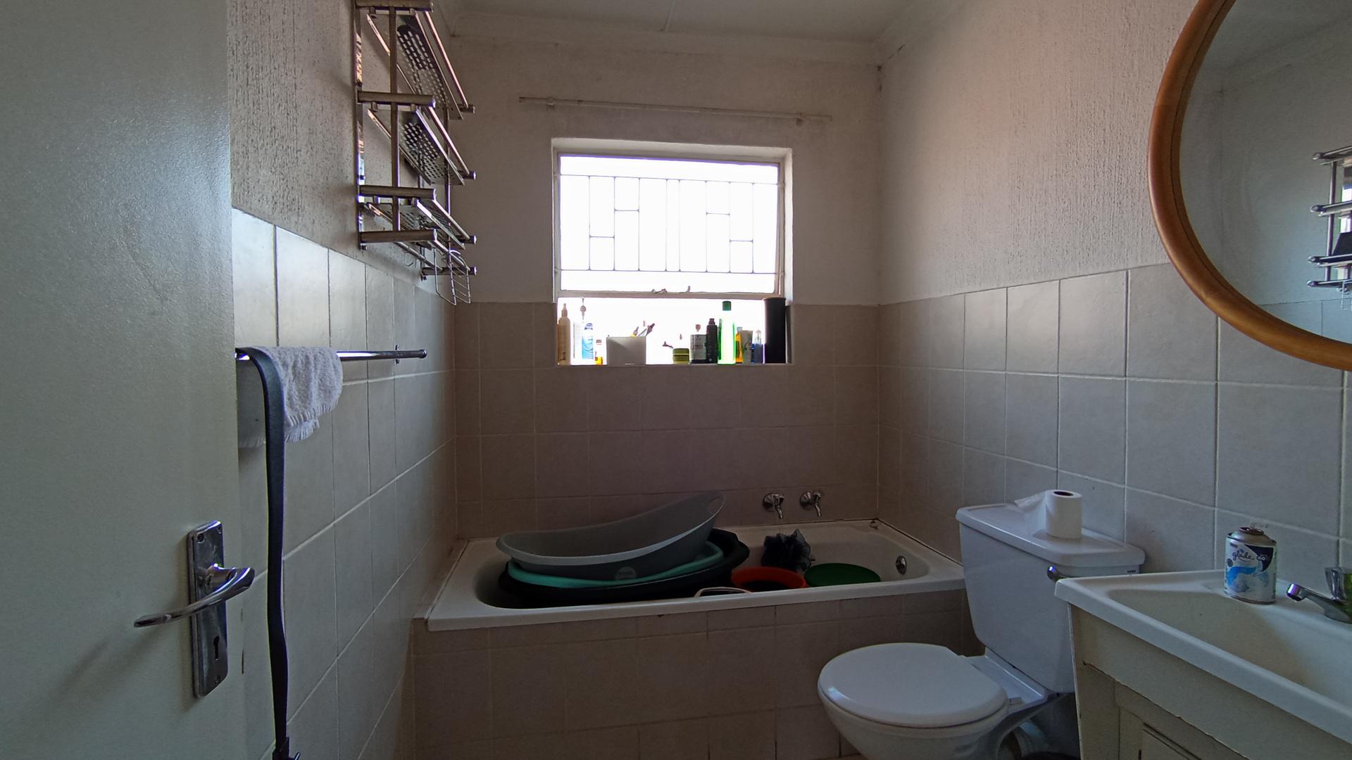 Bathroom 1 - 6 square meters of property in Vorna Valley