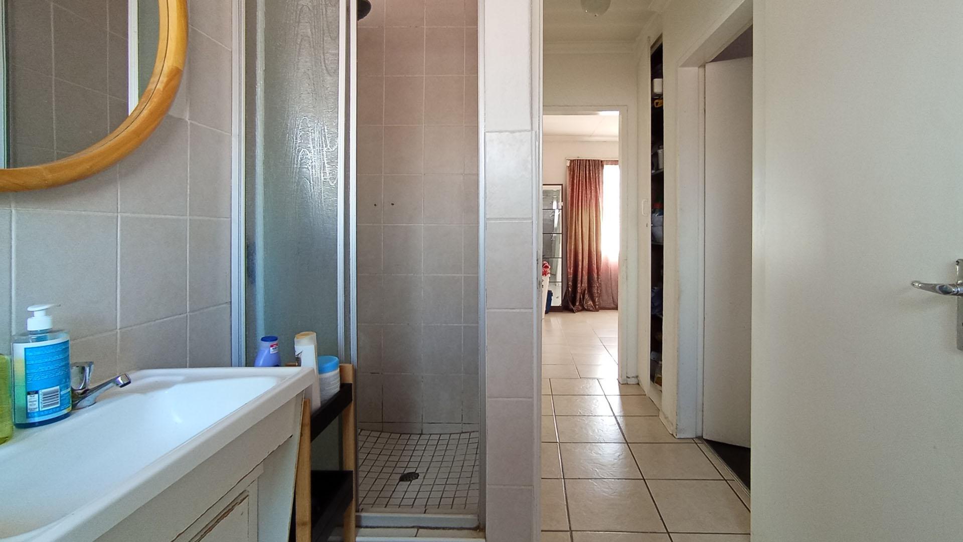 Bathroom 1 - 6 square meters of property in Vorna Valley