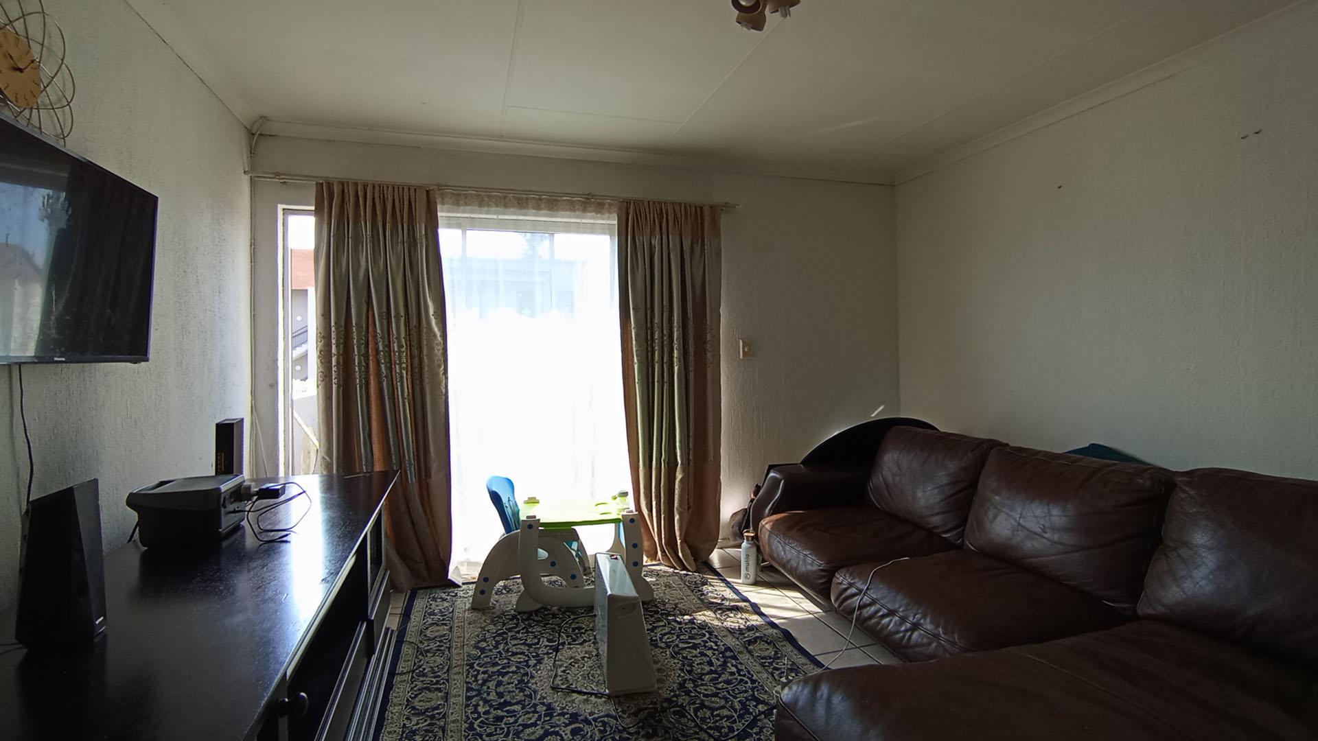 Lounges - 18 square meters of property in Vorna Valley