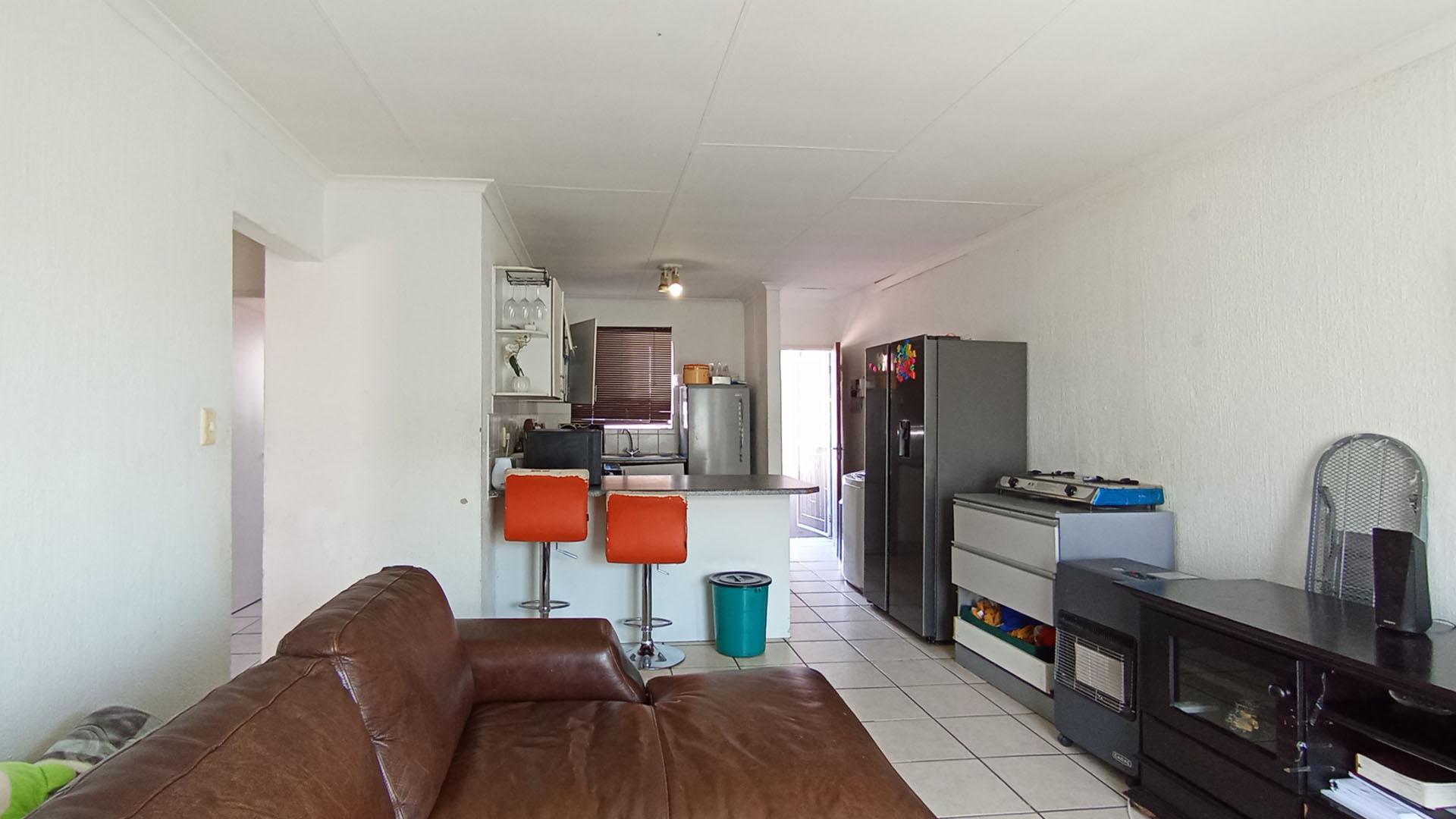 Lounges - 18 square meters of property in Vorna Valley