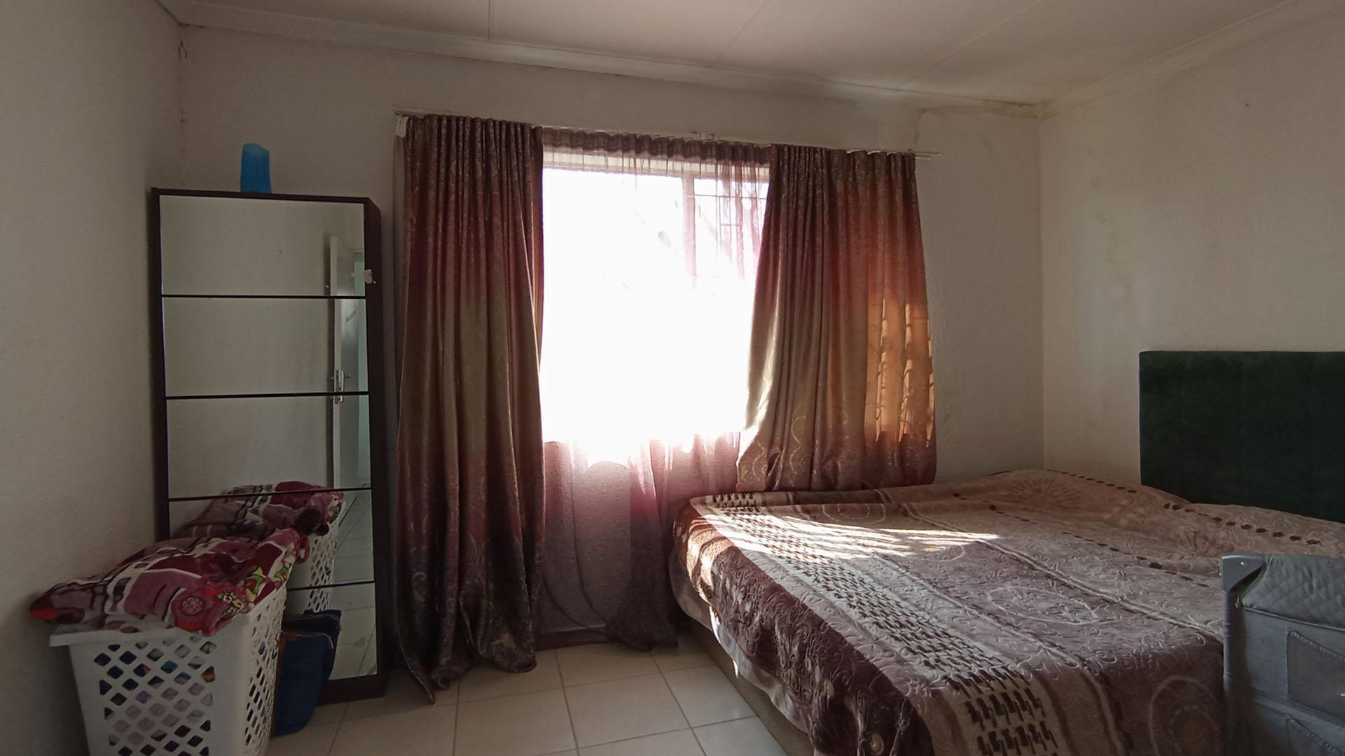 Bed Room 1 - 14 square meters of property in Vorna Valley