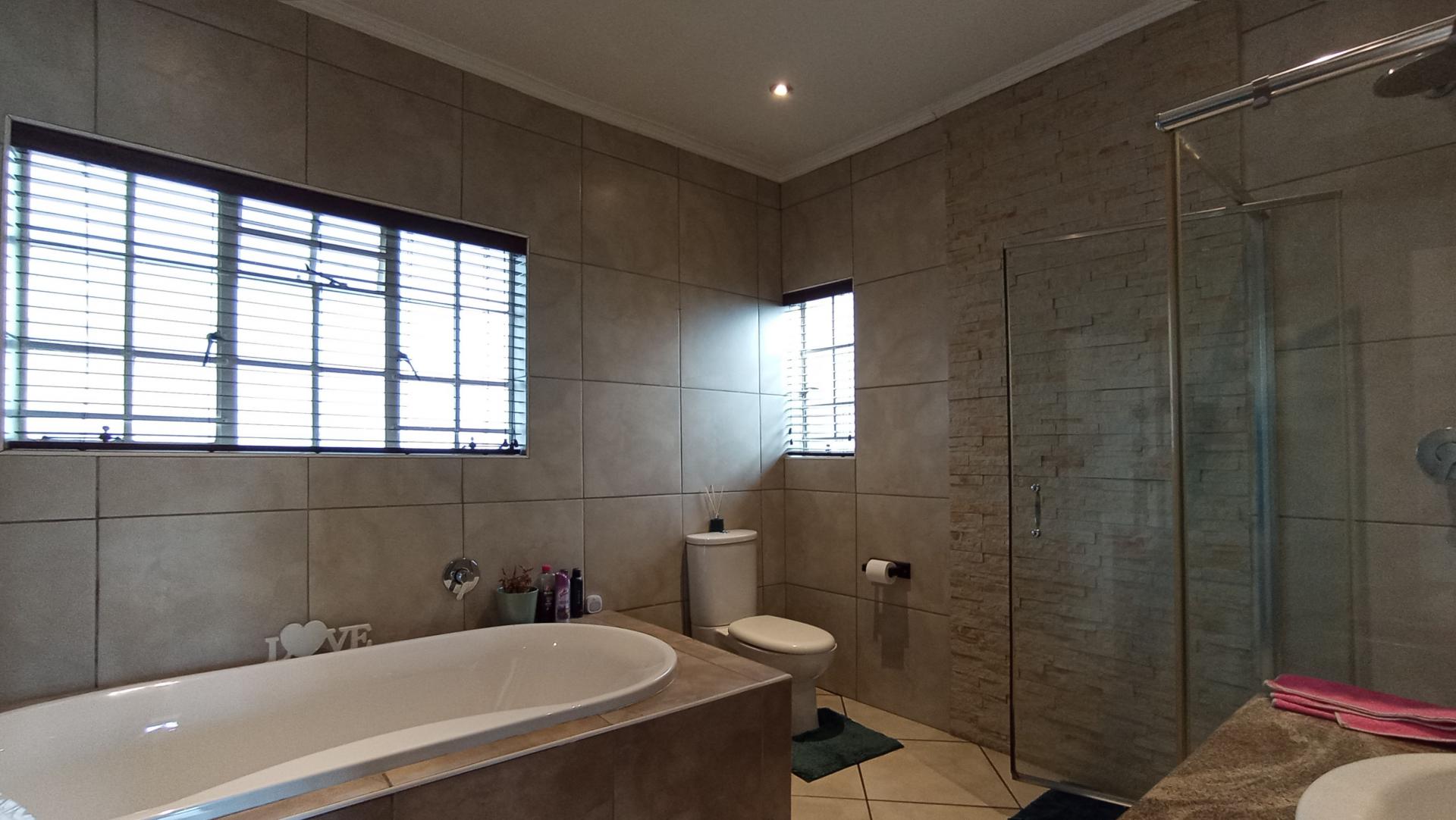Main Bathroom - 10 square meters of property in Malanshof