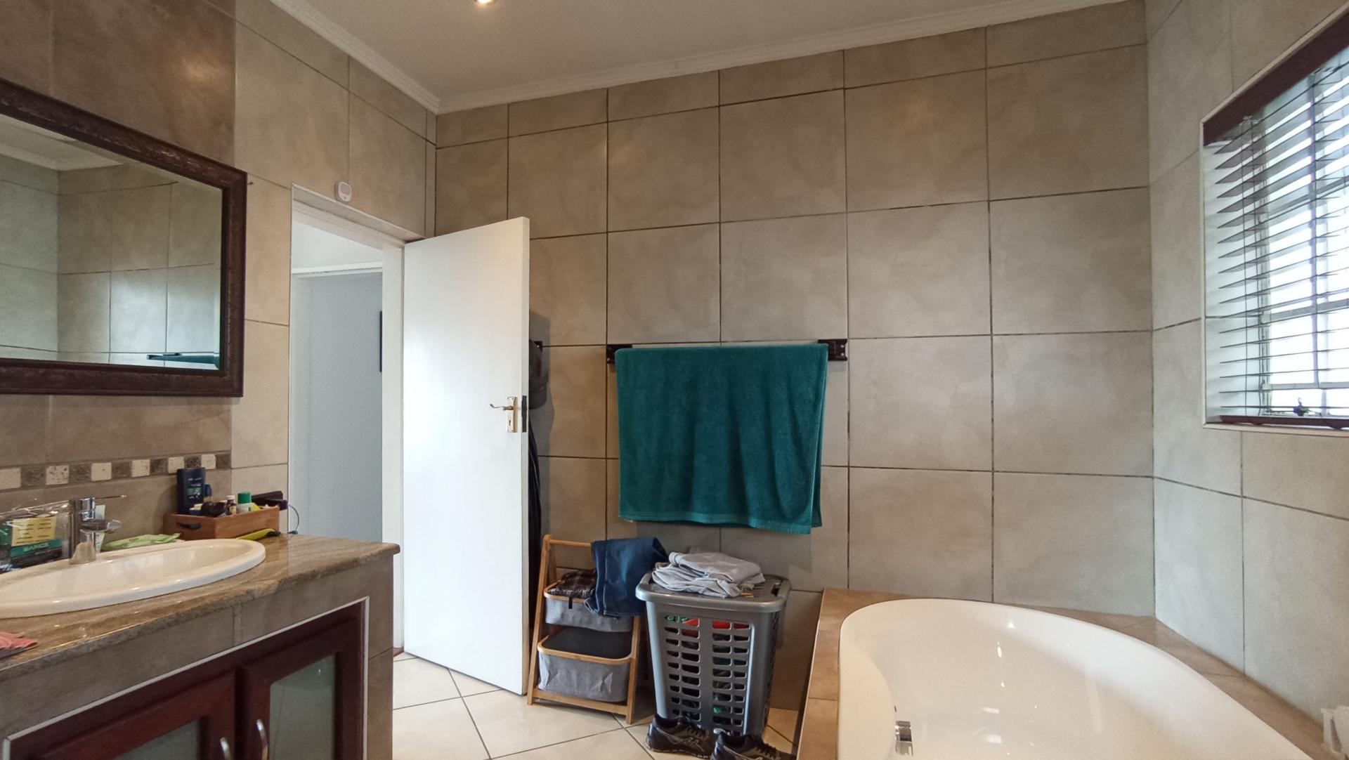 Main Bathroom - 10 square meters of property in Malanshof