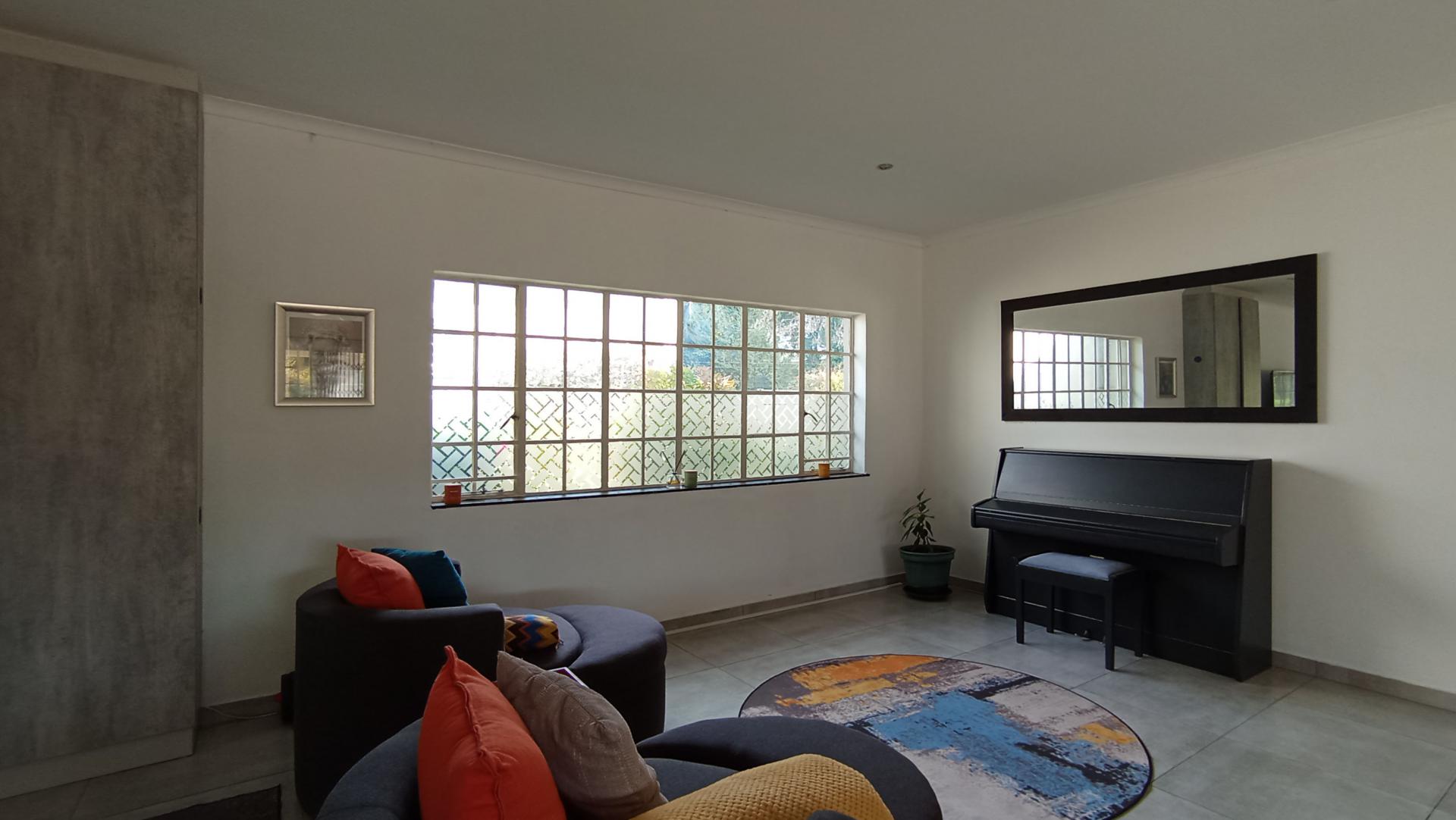 Informal Lounge - 18 square meters of property in Malanshof