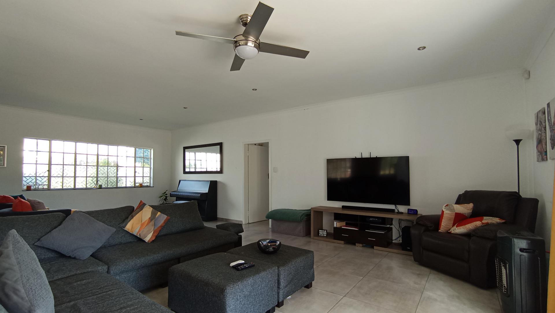 Lounges - 29 square meters of property in Malanshof