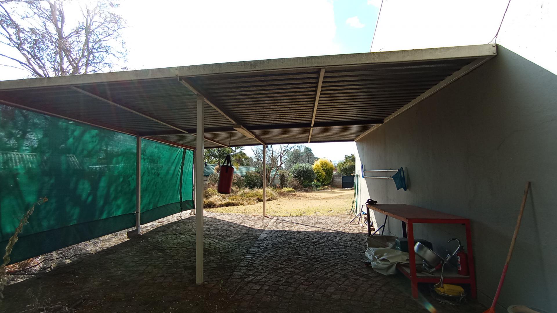 Carport  - 56 square meters of property in Malanshof