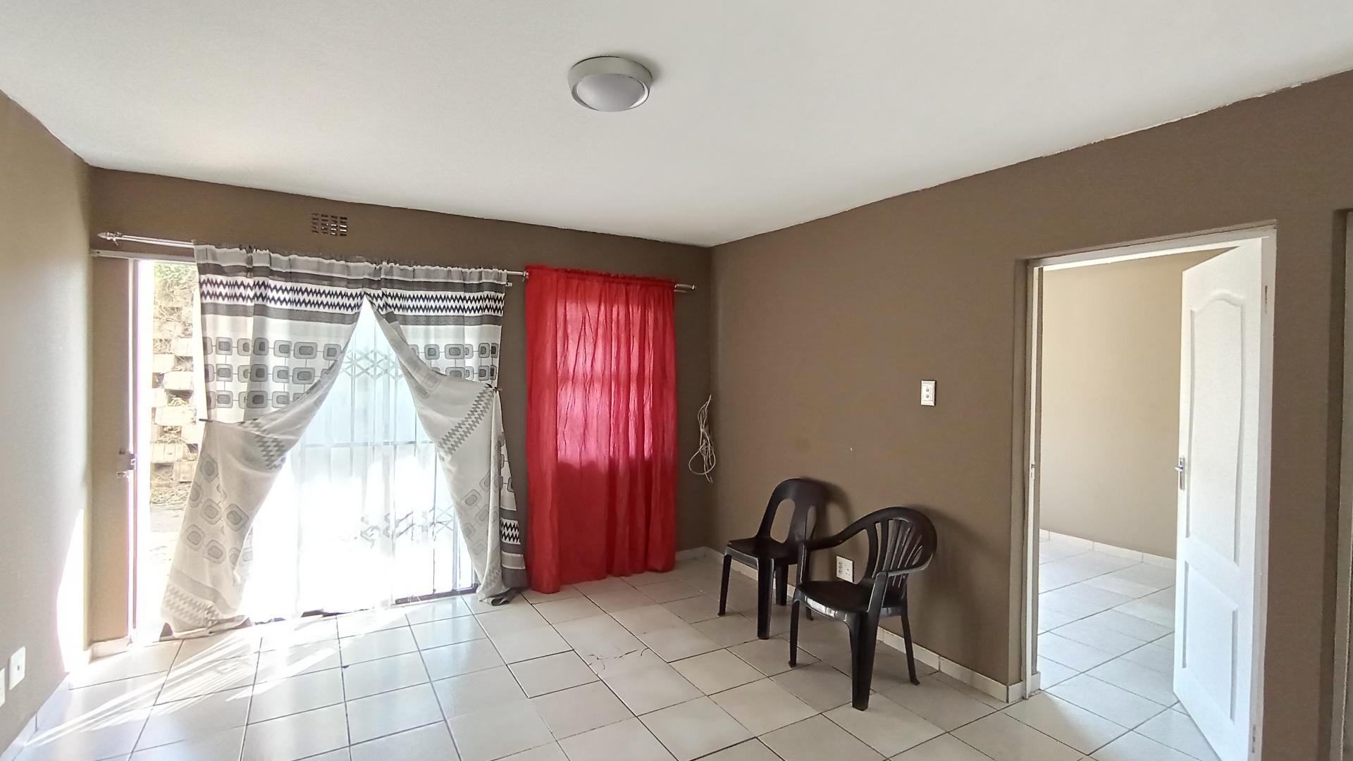 Lounges - 19 square meters of property in Newlands East