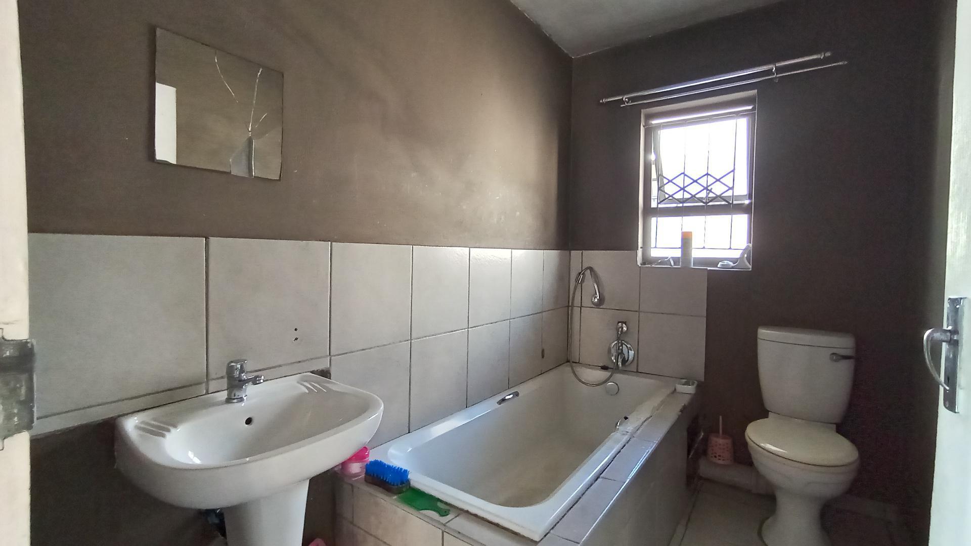 Bathroom 1 - 5 square meters of property in Newlands East