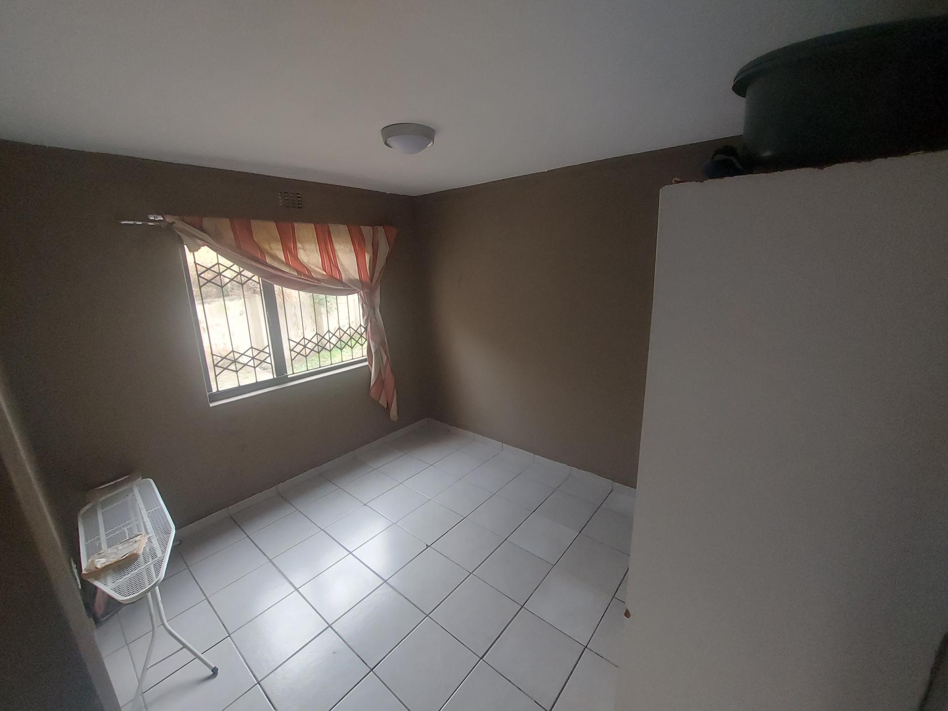 Bed Room 1 - 11 square meters of property in Newlands East