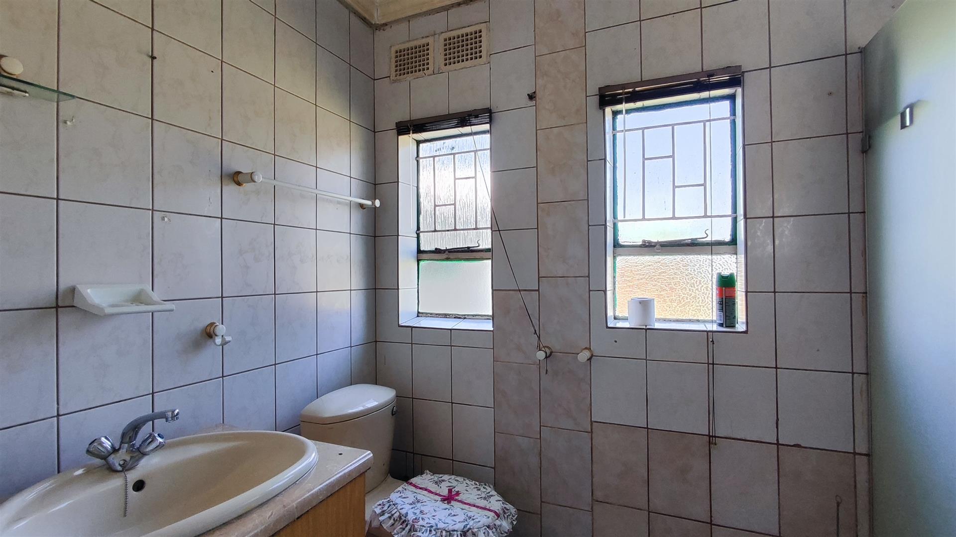 Bathroom 1 - 5 square meters of property in Vanderbijlpark