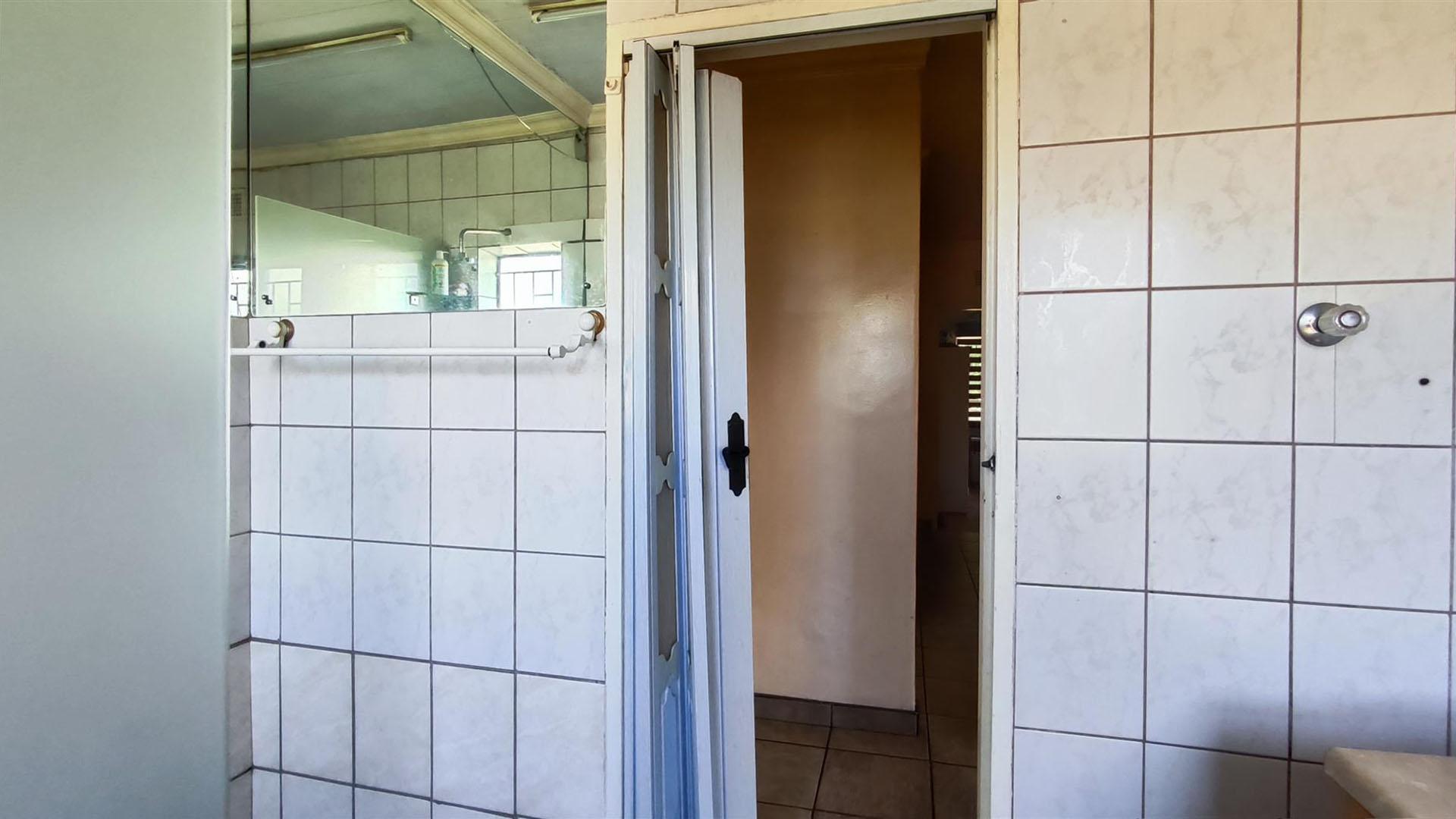 Bathroom 1 - 5 square meters of property in Vanderbijlpark