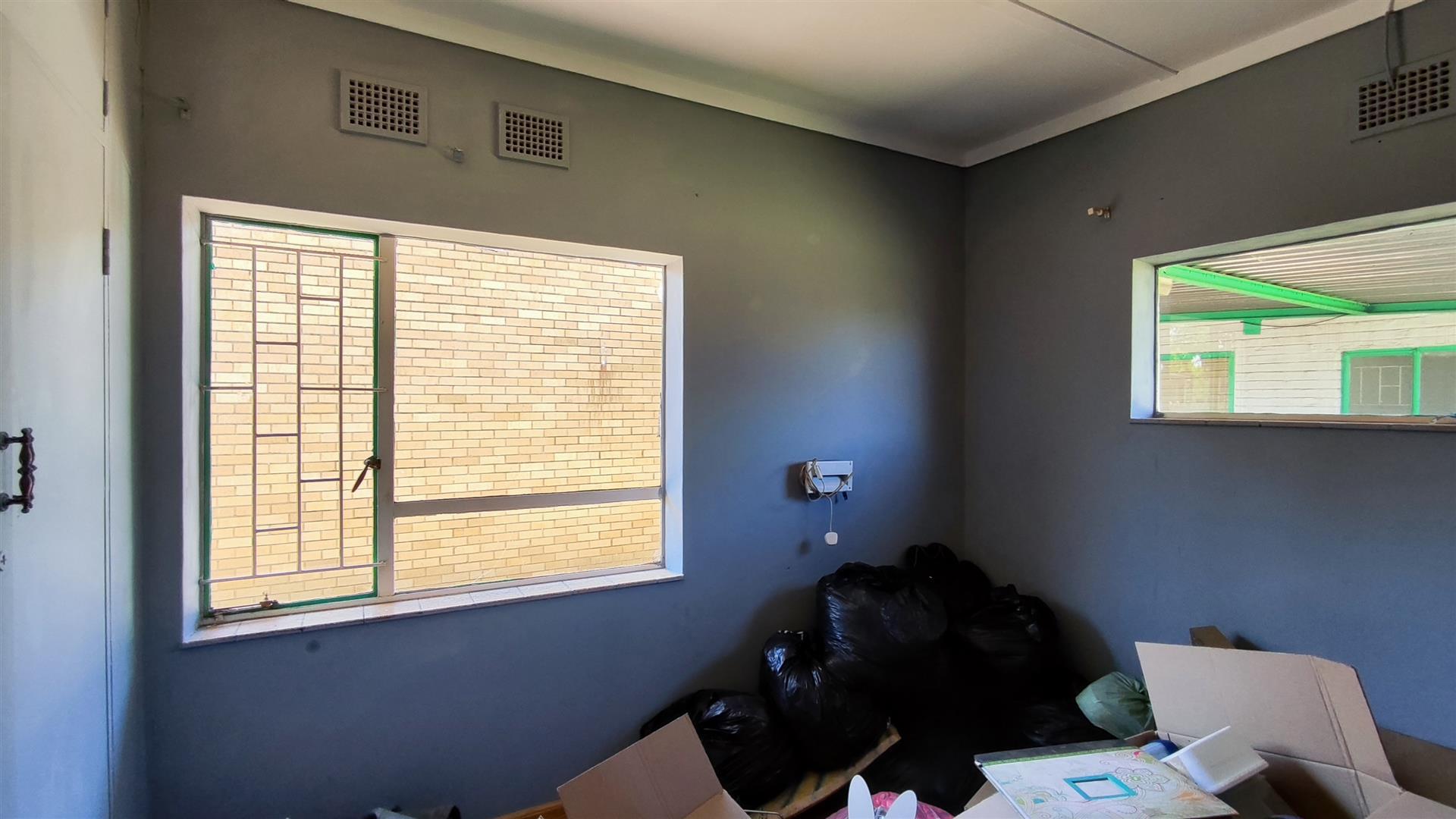 Bed Room 1 - 13 square meters of property in Vanderbijlpark