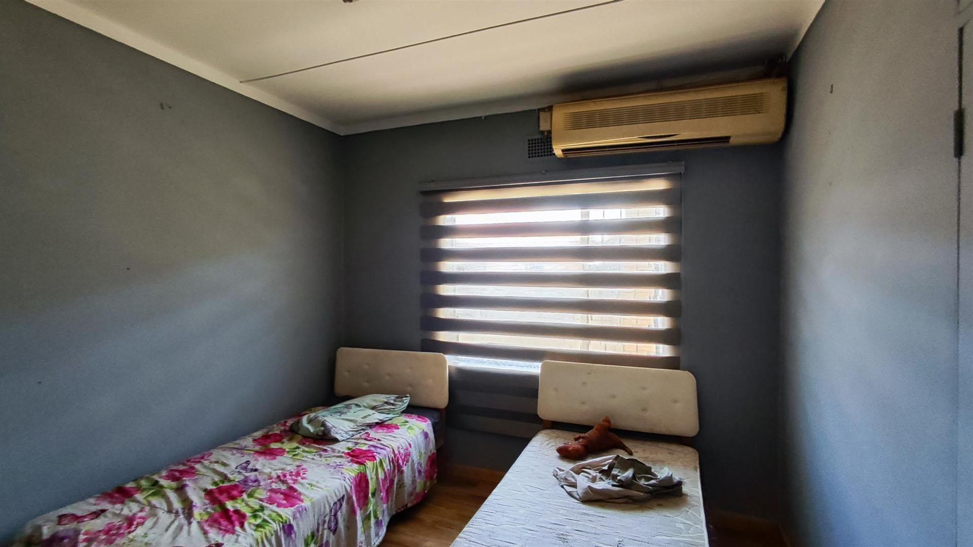 Bed Room 2 - 13 square meters of property in Vanderbijlpark