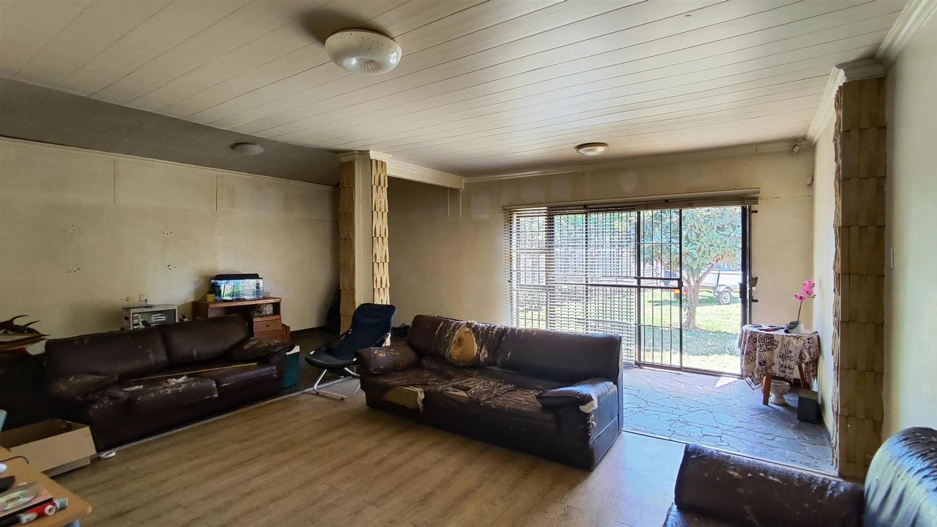 Lounges - 48 square meters of property in Vanderbijlpark