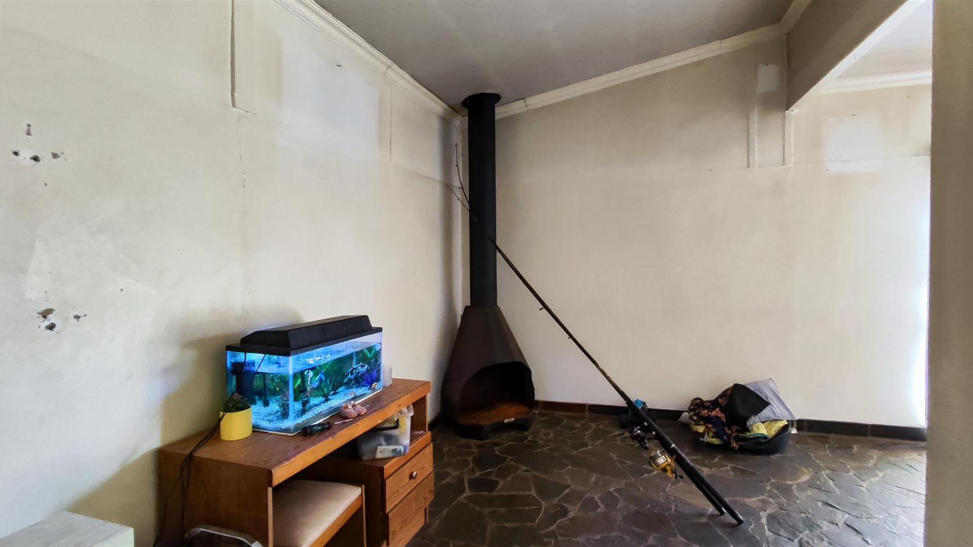 Lounges - 48 square meters of property in Vanderbijlpark