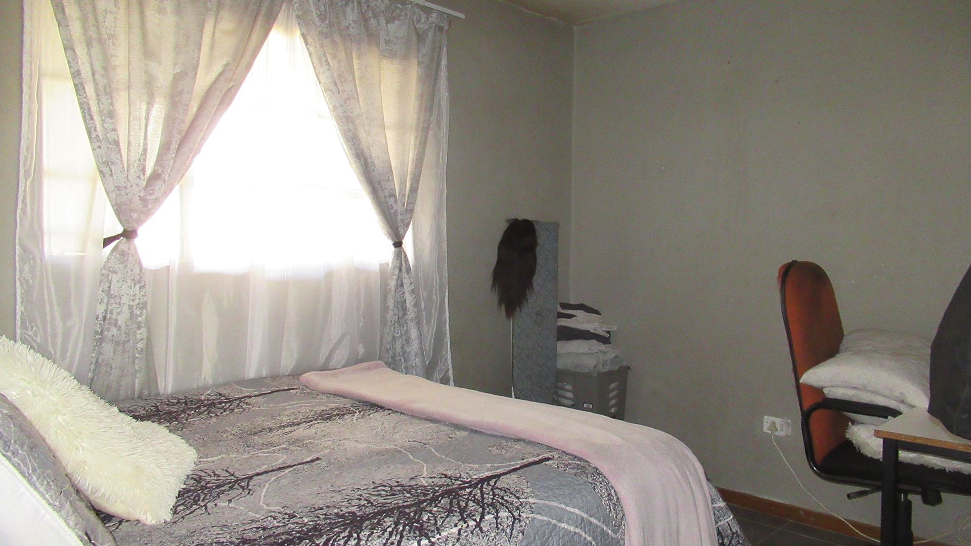 Bed Room 1 - 10 square meters of property in Whitney Gardens