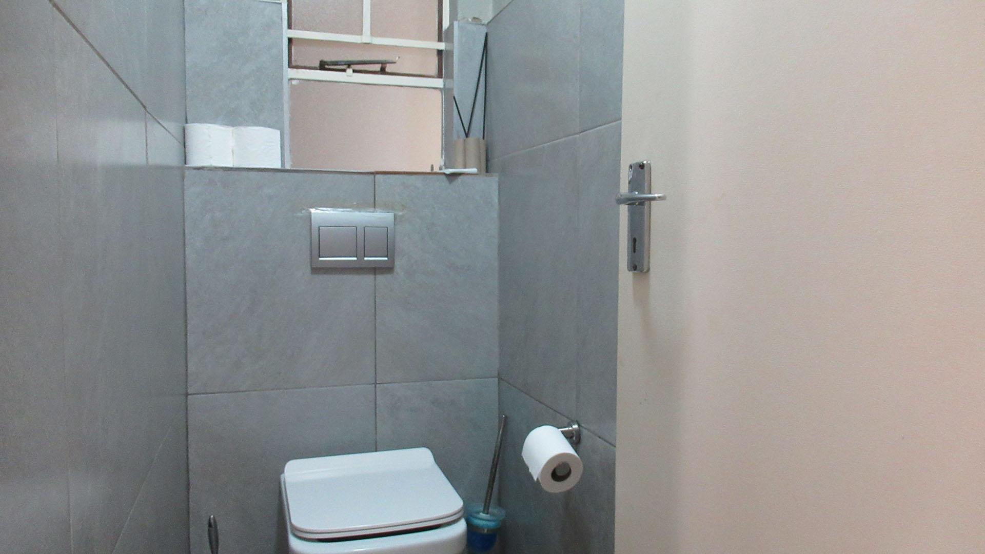 Bathroom 1 - 2 square meters of property in Whitney Gardens