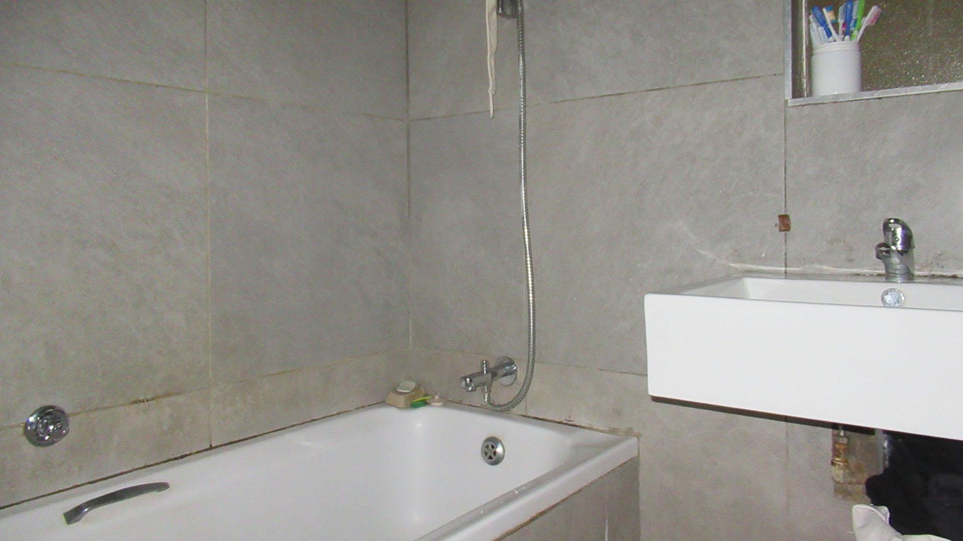 Bathroom 2 - 3 square meters of property in Whitney Gardens