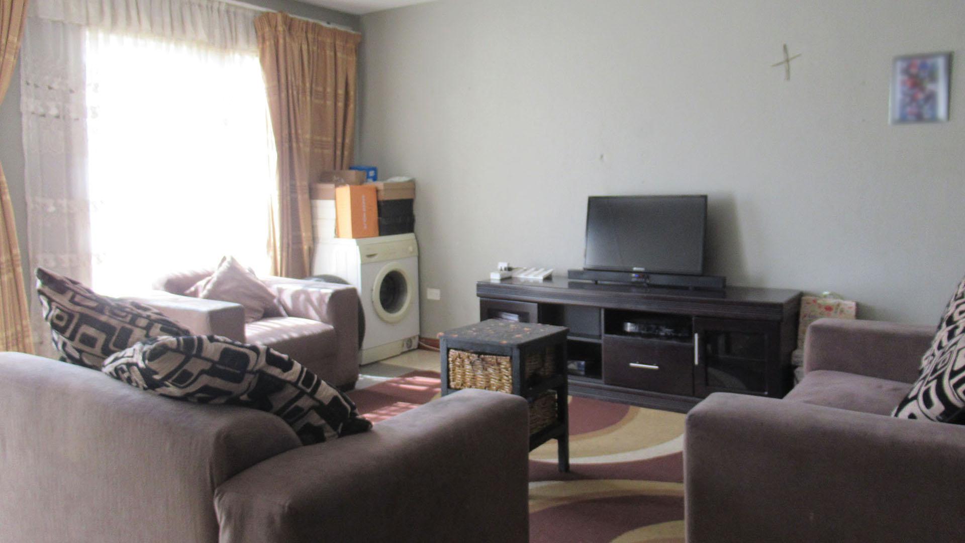 Lounges - 17 square meters of property in Whitney Gardens