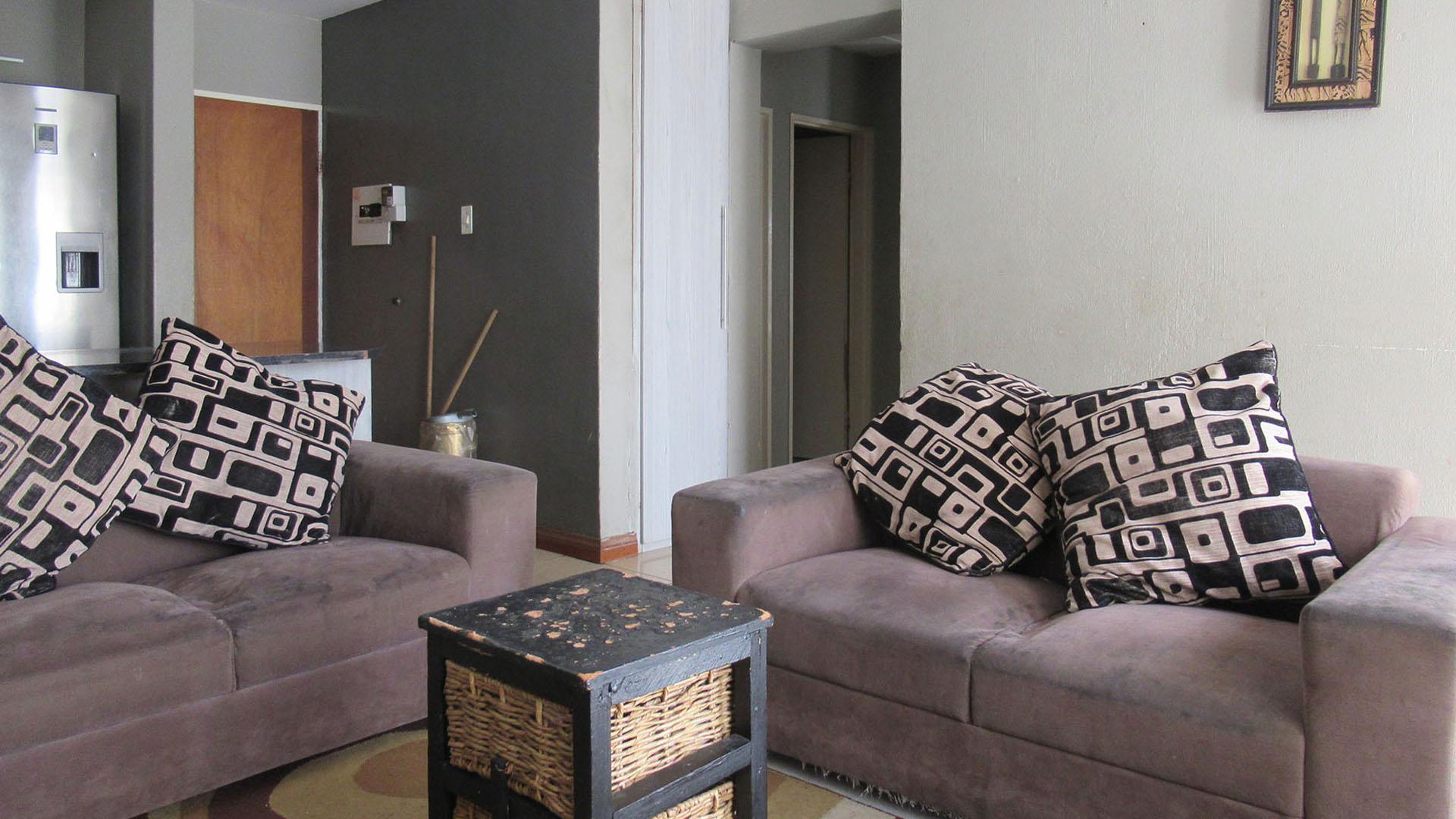 Lounges - 17 square meters of property in Whitney Gardens