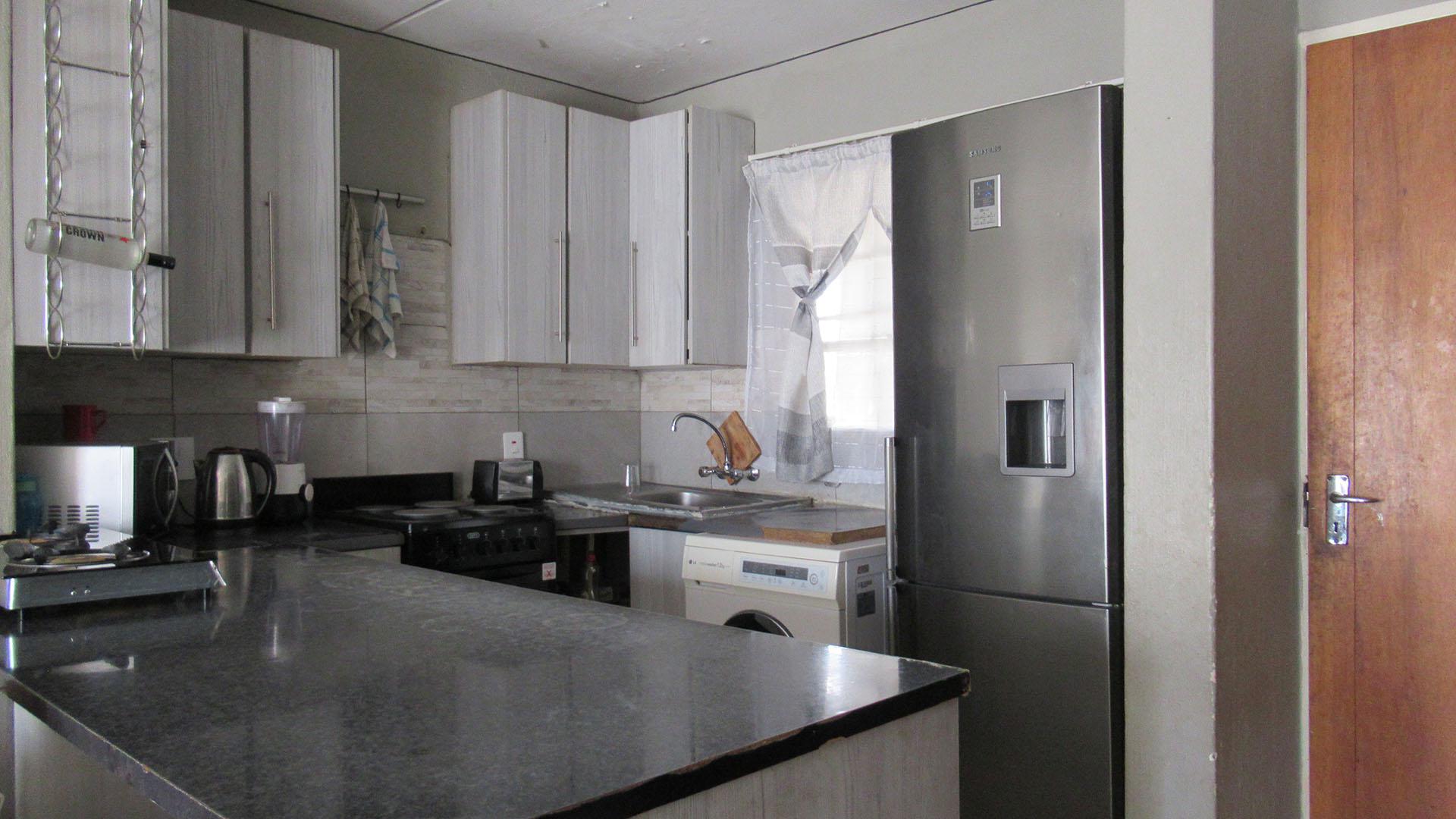 Kitchen - 8 square meters of property in Whitney Gardens