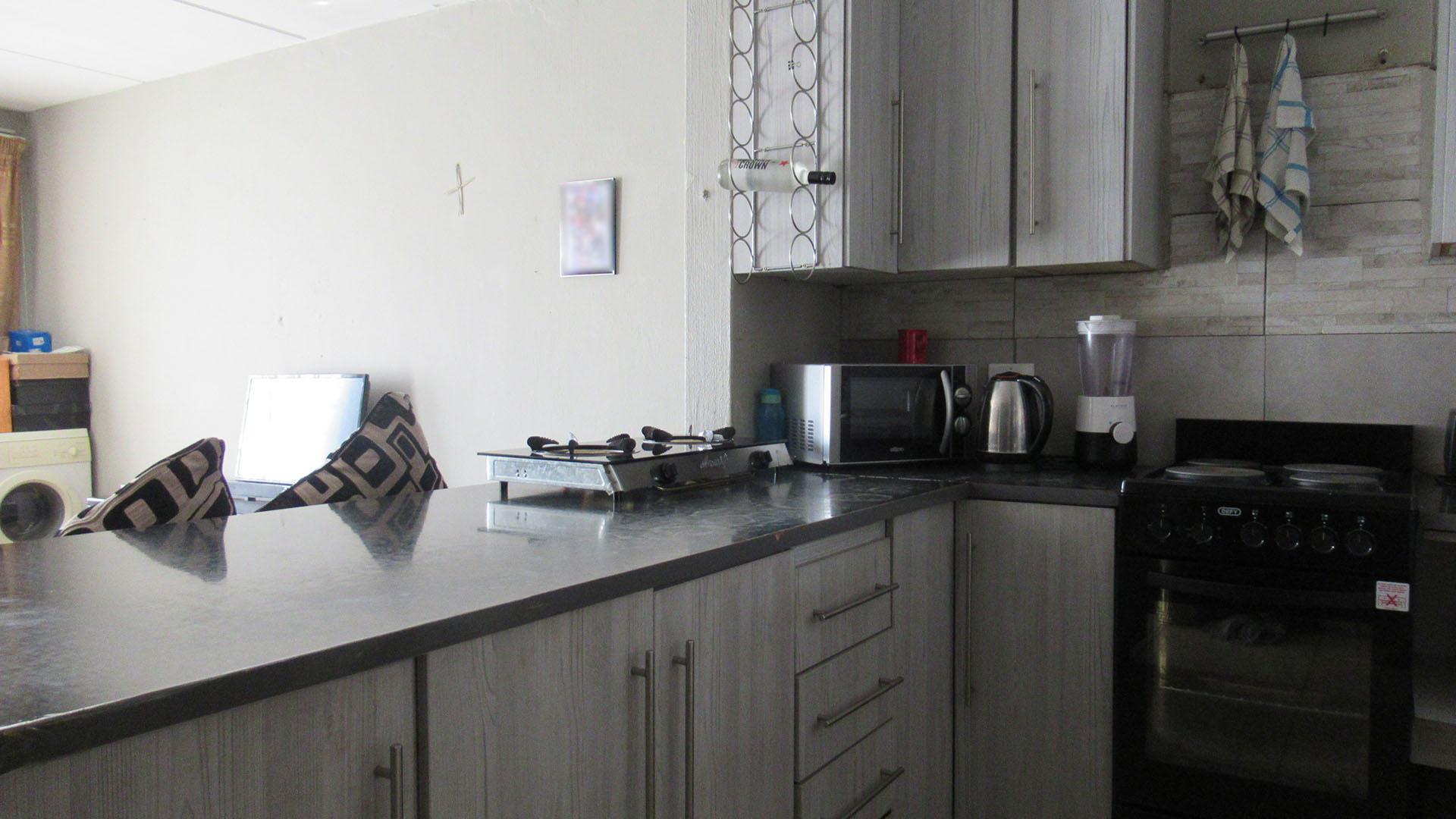 Kitchen - 8 square meters of property in Whitney Gardens