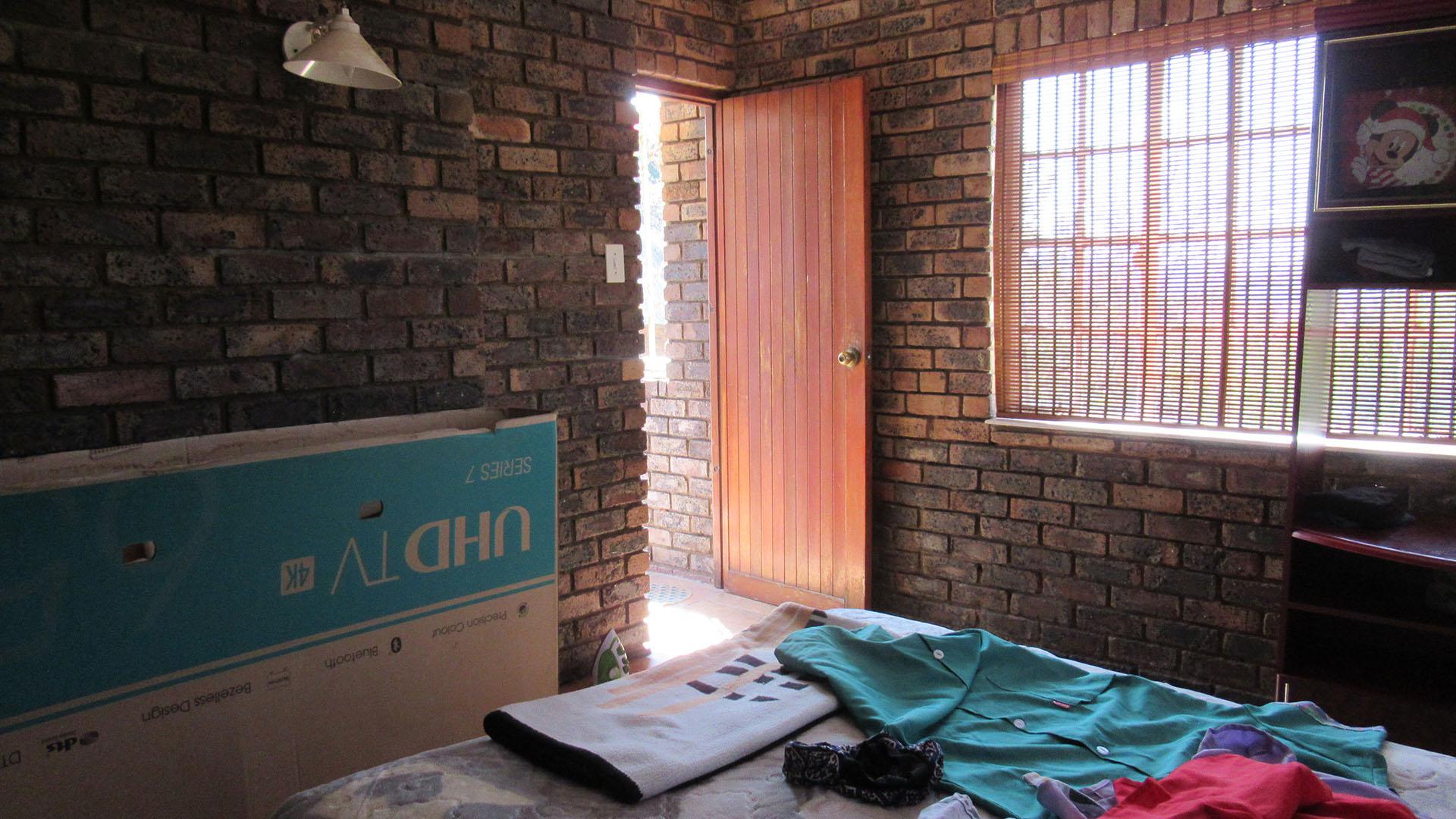 Bed Room 3 - 14 square meters of property in Oakdene