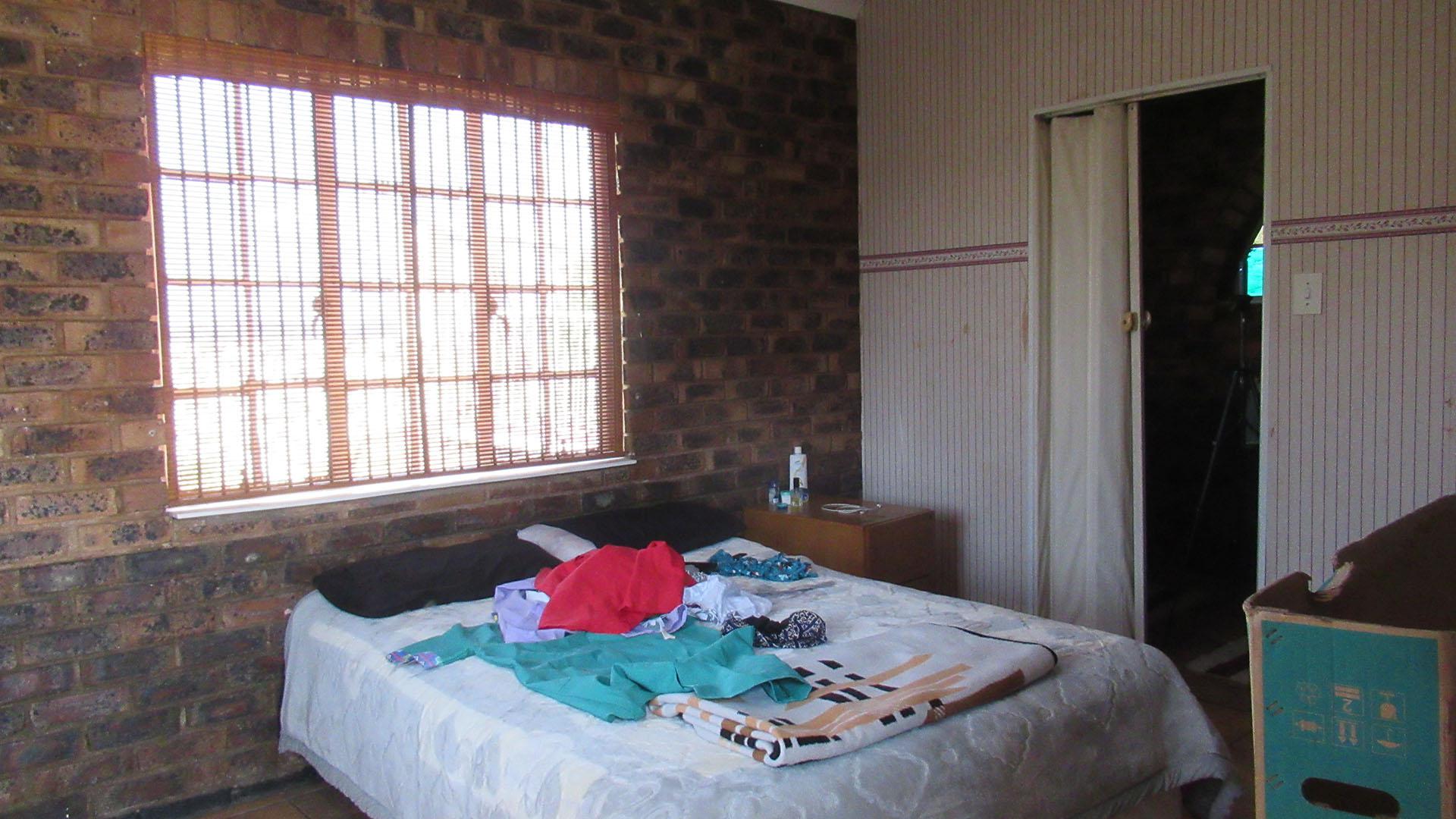 Bed Room 3 - 14 square meters of property in Oakdene