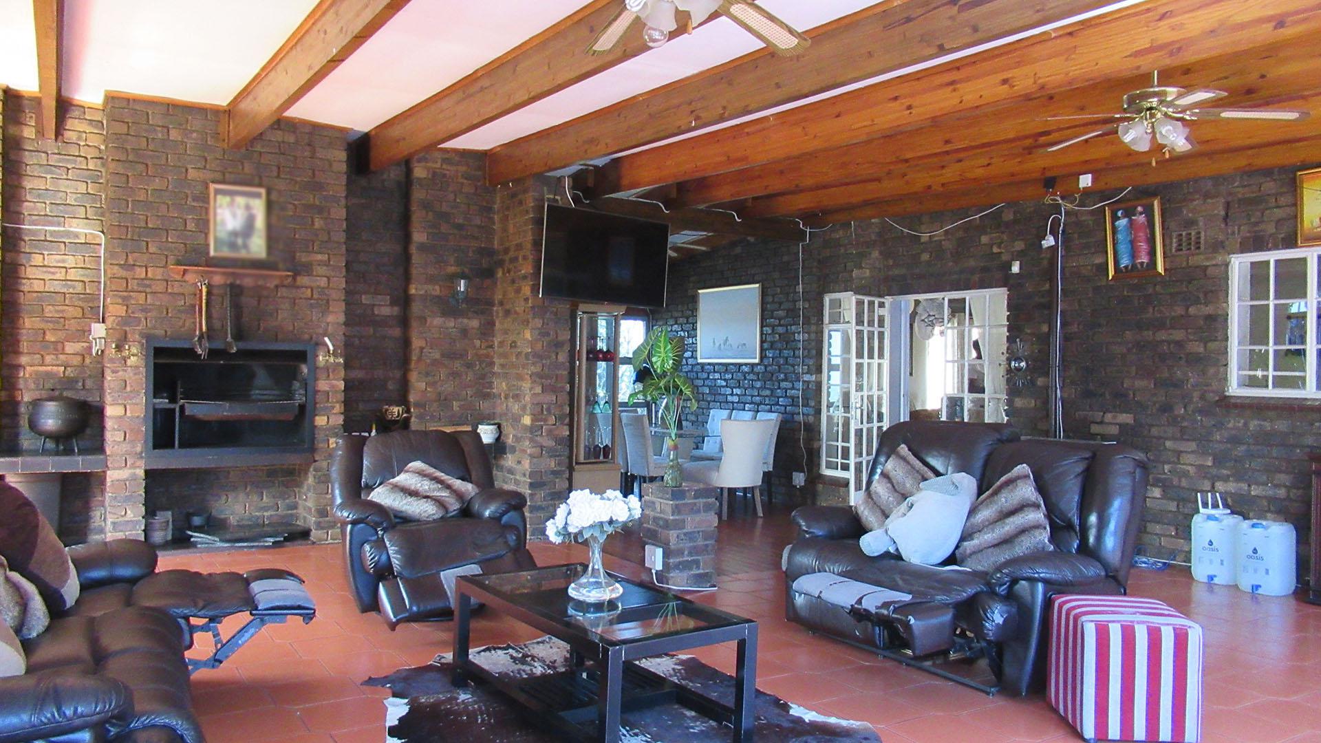 Lounges - 152 square meters of property in Oakdene