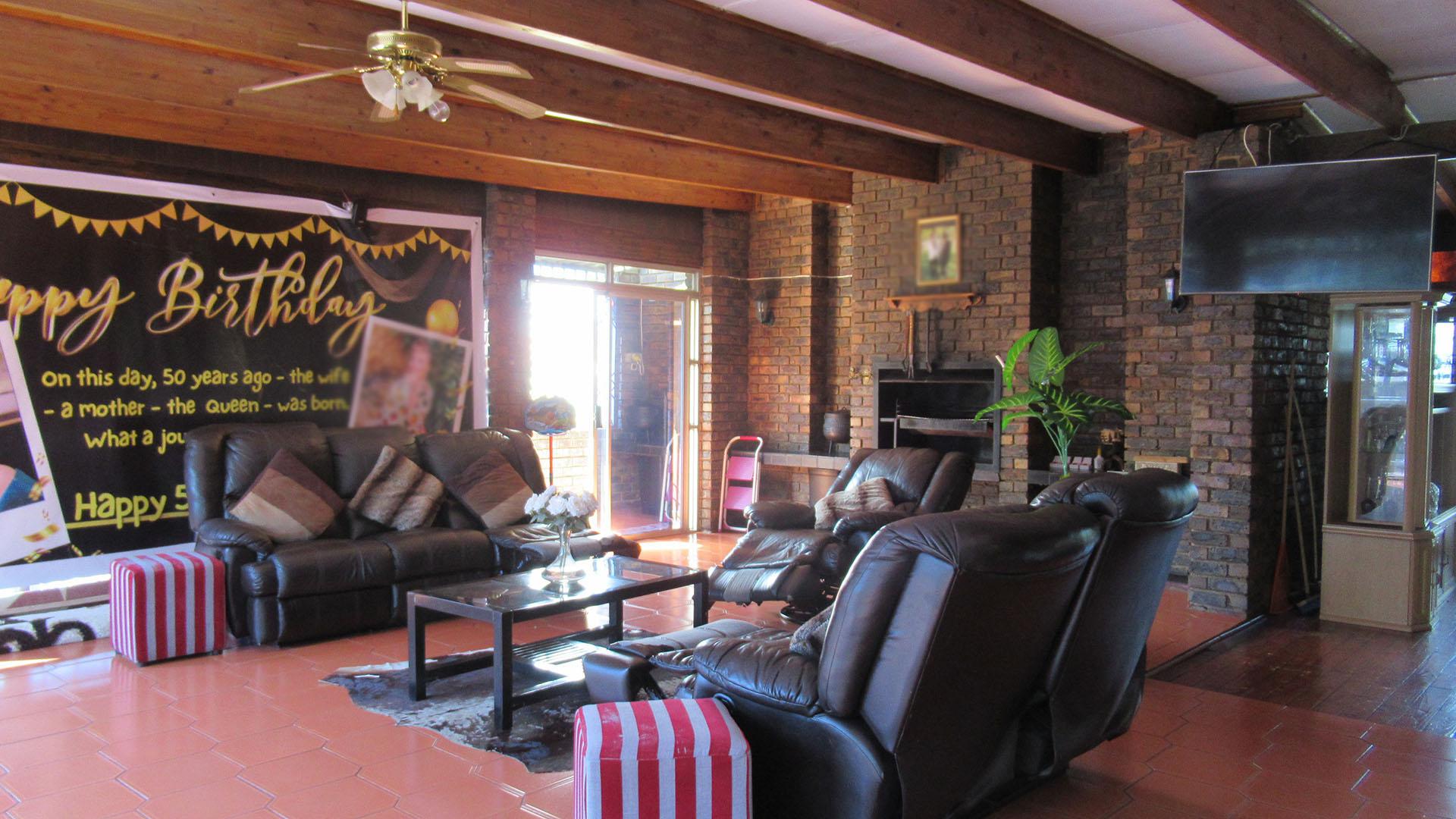 Lounges - 152 square meters of property in Oakdene