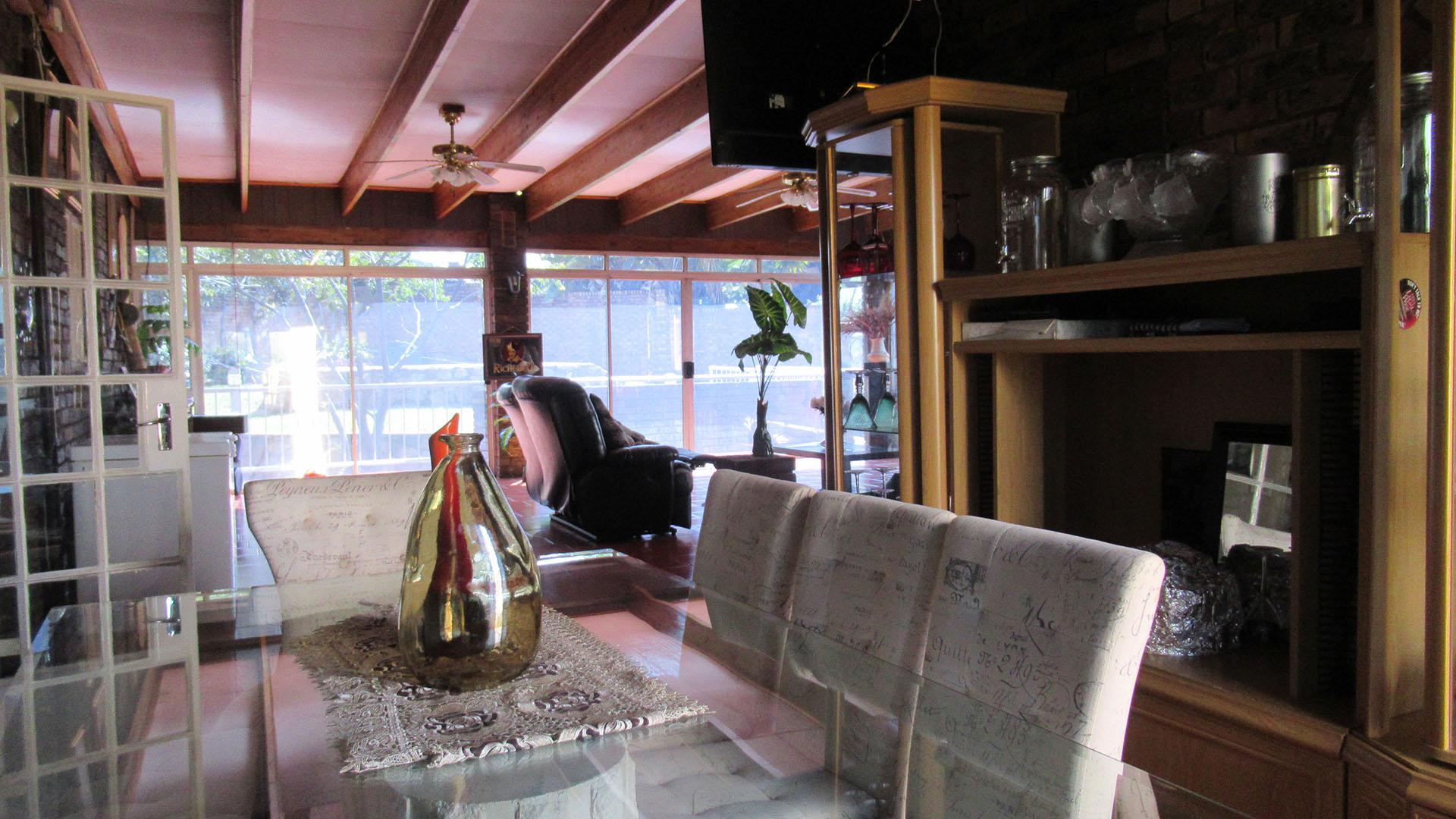 Dining Room - 32 square meters of property in Oakdene