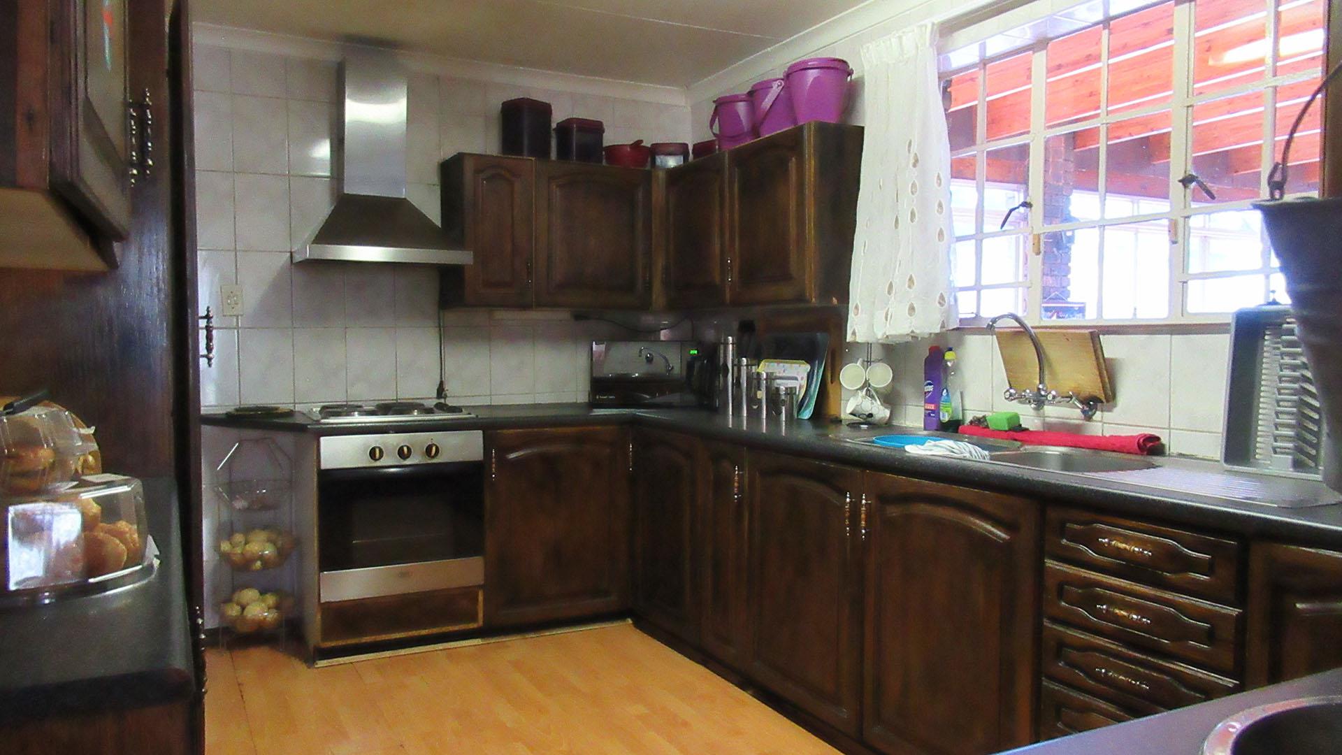 Kitchen - 24 square meters of property in Oakdene